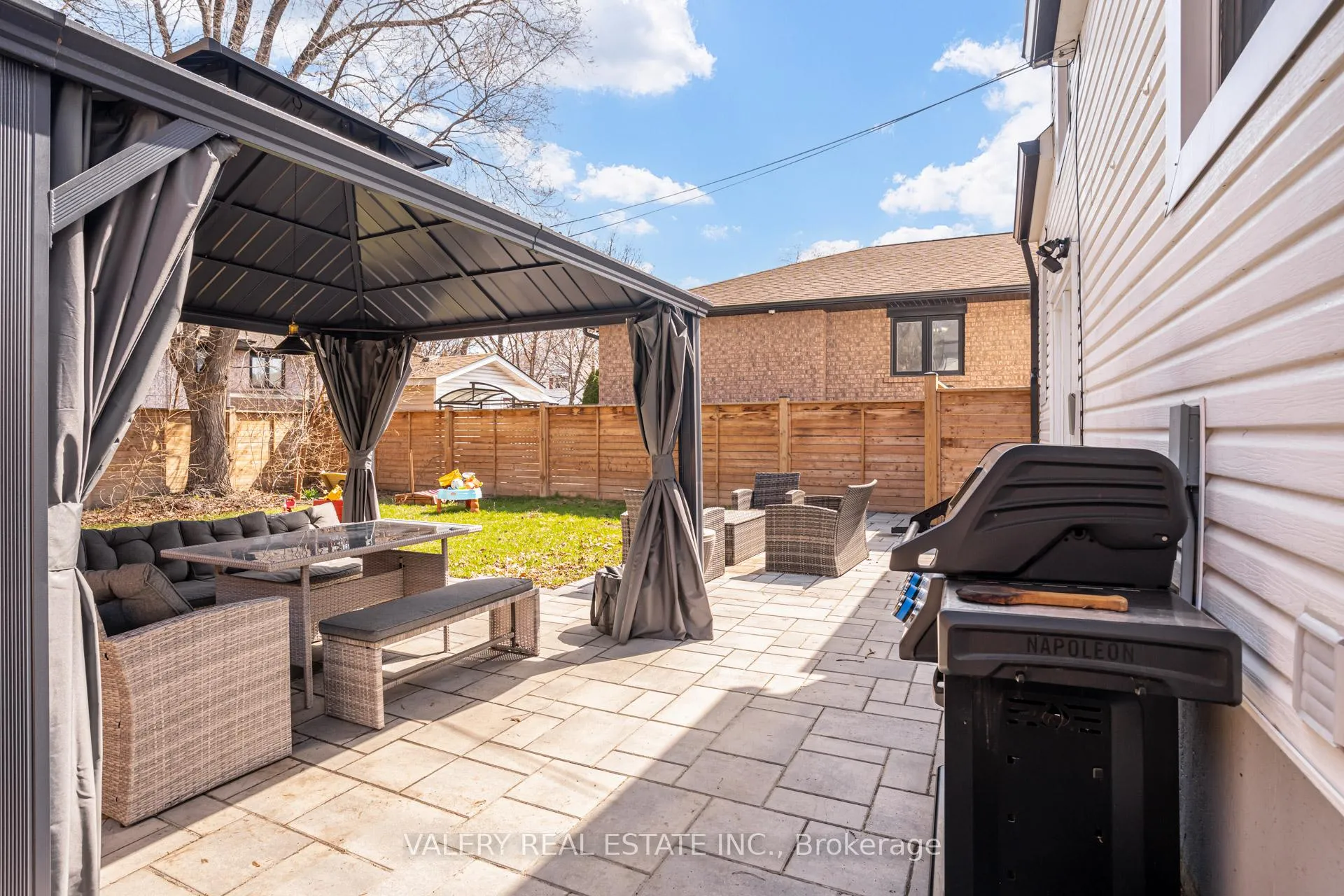 Photo 48 of 21 Avon Park Drive, Etobicoke, Stonegate-Queensway — HOMEH