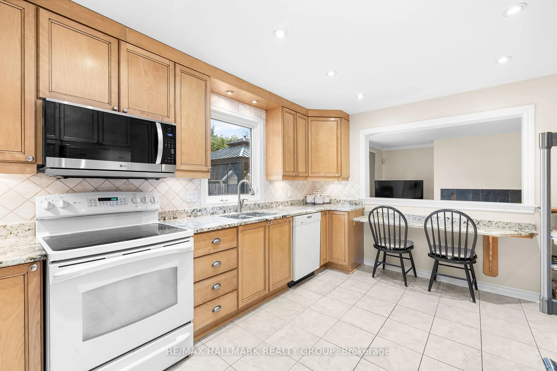 Photo 10 of 906 Chaleur Way, Ottawa, Convent Glen — HOMEH
