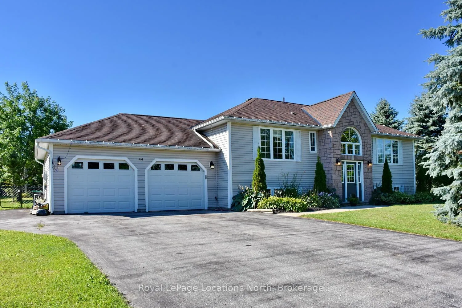 Photo 3 of 44 Donald Avenue, Clearview, Nottawa — HOMEH