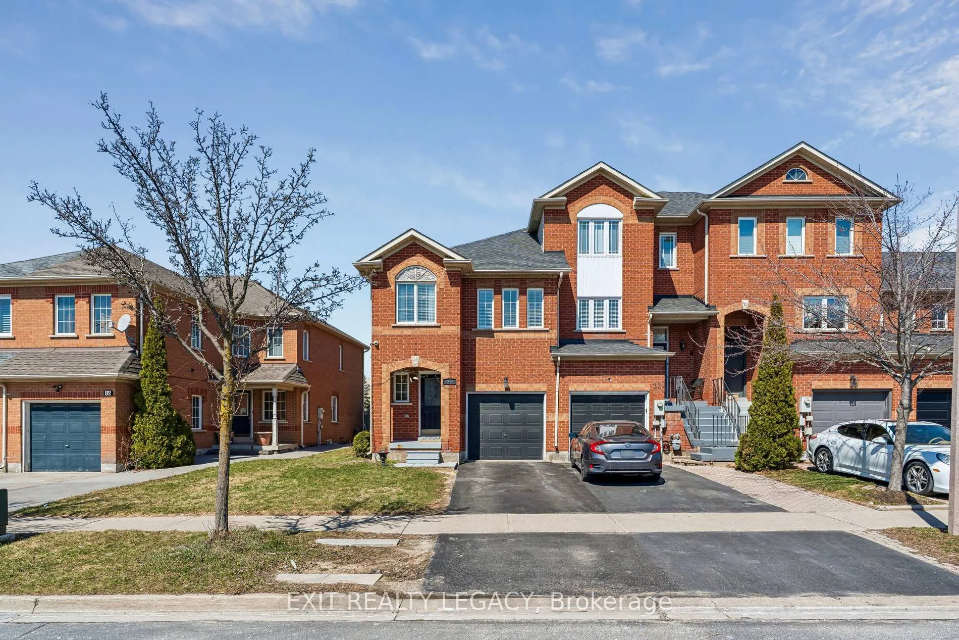 Photo 2 of 20 Lucena Crescent, Vaughan, Maple — HOMEH