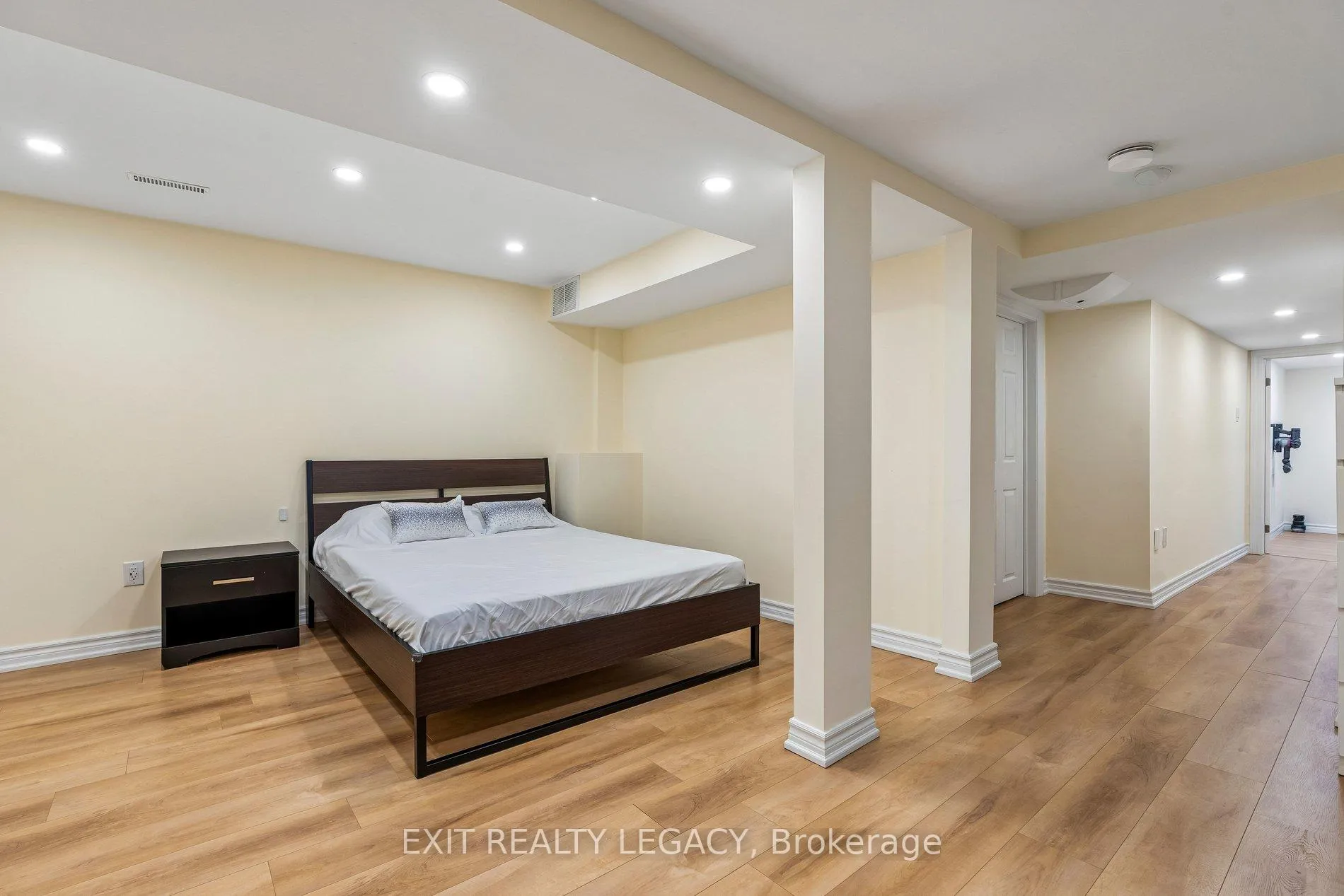Photo 43 of 20 Lucena Crescent, Vaughan, Maple — HOMEH