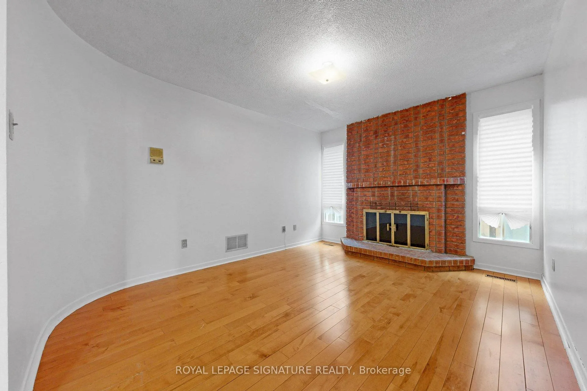 Photo 4 of 27 Rainthorpe Crescent, Scarborough, L'Amoreaux — HOMEH