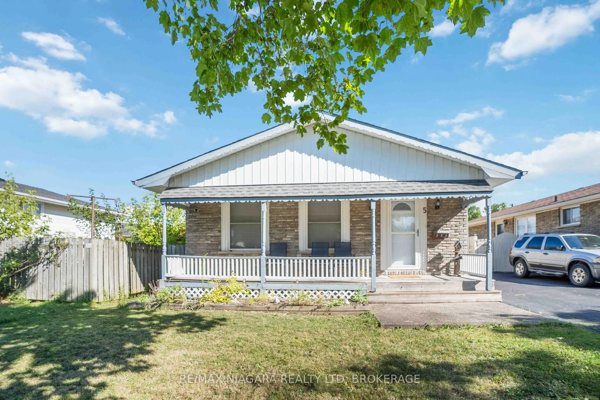 Photo 2 of 5 Thorncliff Drive, St. Catharines, Oakdale — HOMEH