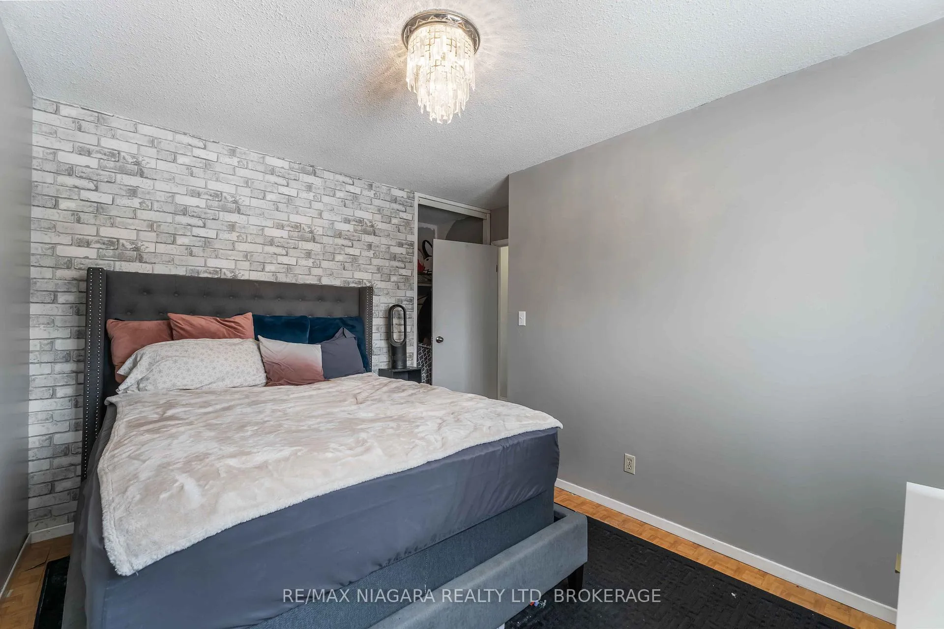 Photo 11 of 5 Thorncliff Drive, St. Catharines, Oakdale — HOMEH