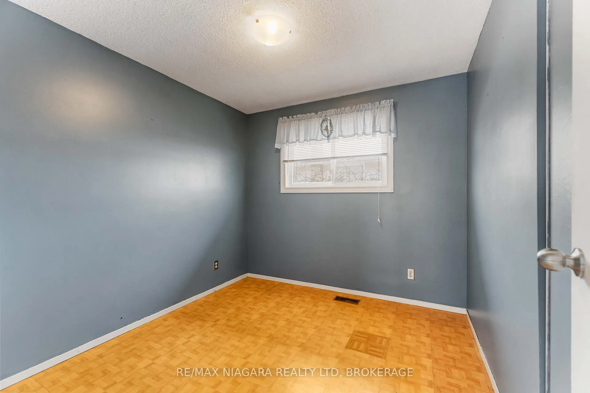 Photo 12 of 5 Thorncliff Drive, St. Catharines, Oakdale — HOMEH