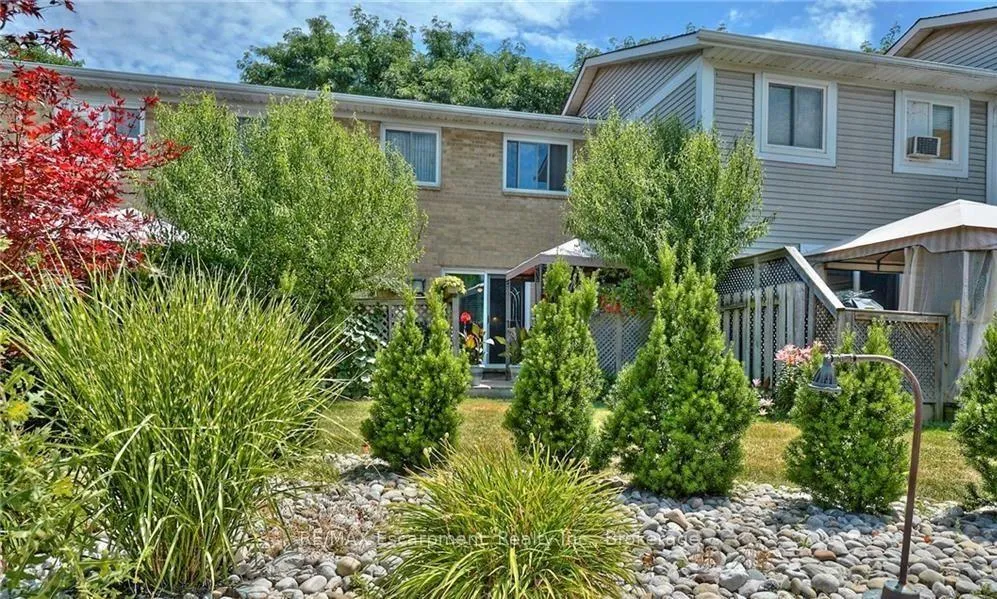 Photo 3 of Unit 6, 38 Elma Street, St. Catharines, Lakeport — HOMEH
