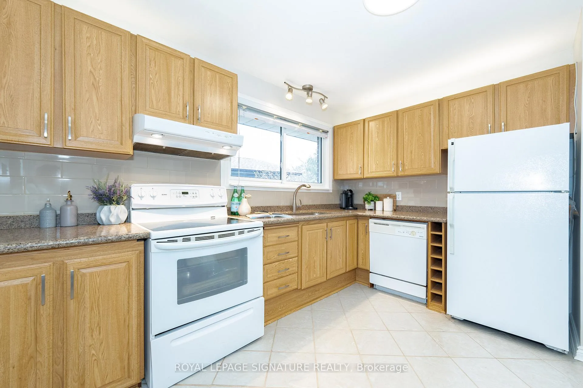 Photo 21 of 163 Simpson Road, Ajax, South East — HOMEH