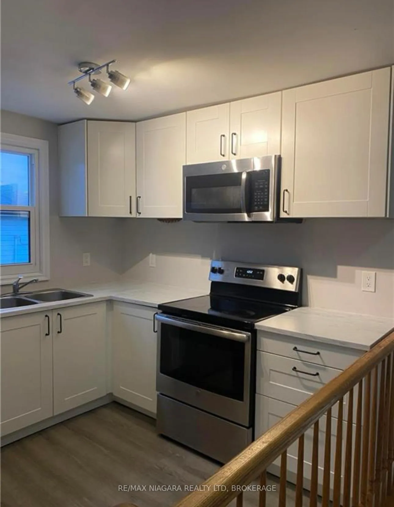 Photo 4 of 42 Vine Street, St. Catharines, E. Chester — HOMEH