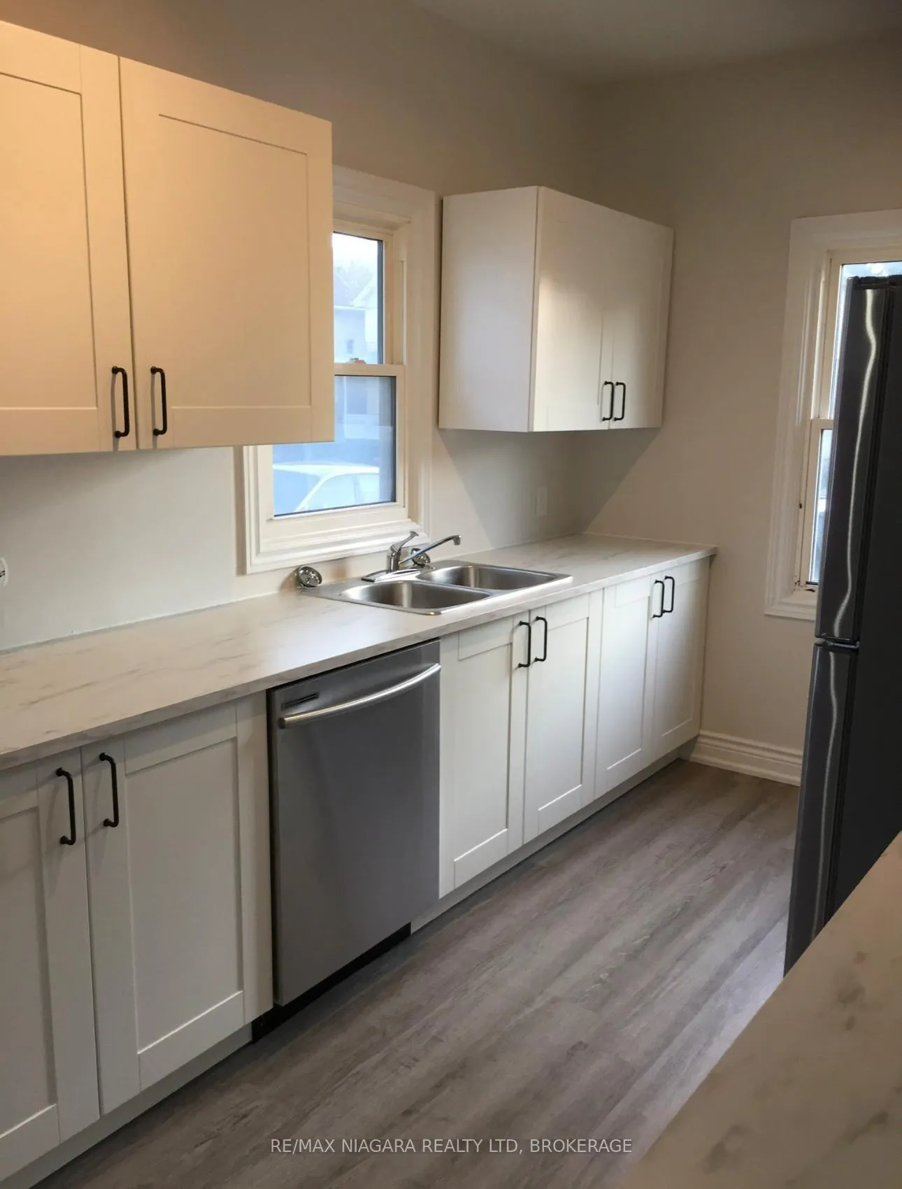Photo 5 of 42 Vine Street, St. Catharines, E. Chester — HOMEH