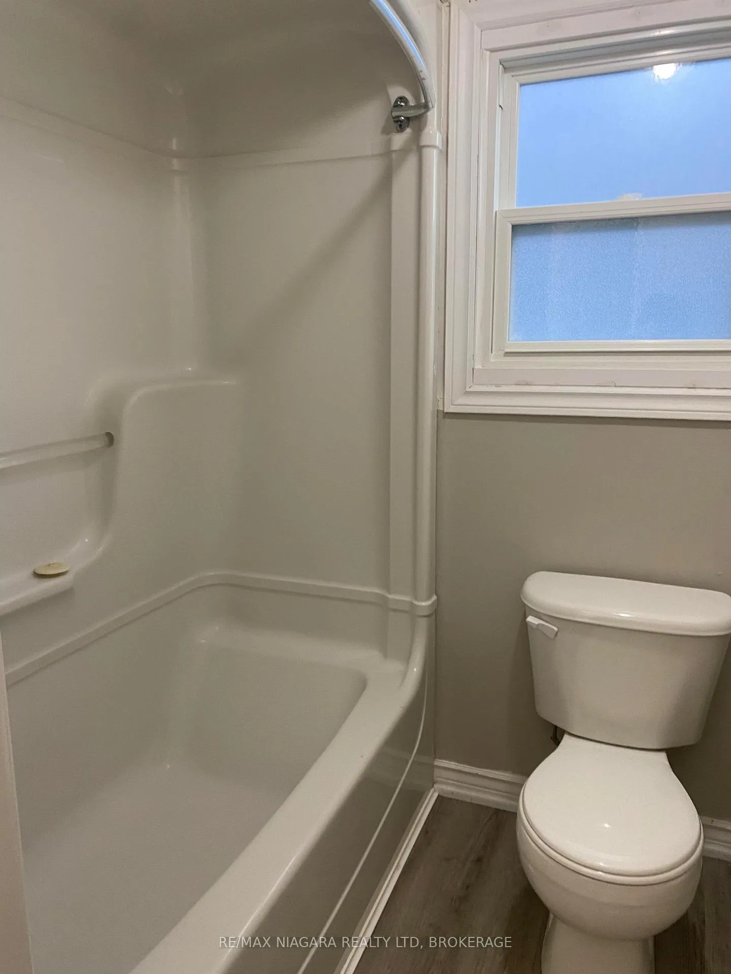 Photo 9 of 42 Vine Street, St. Catharines, E. Chester — HOMEH