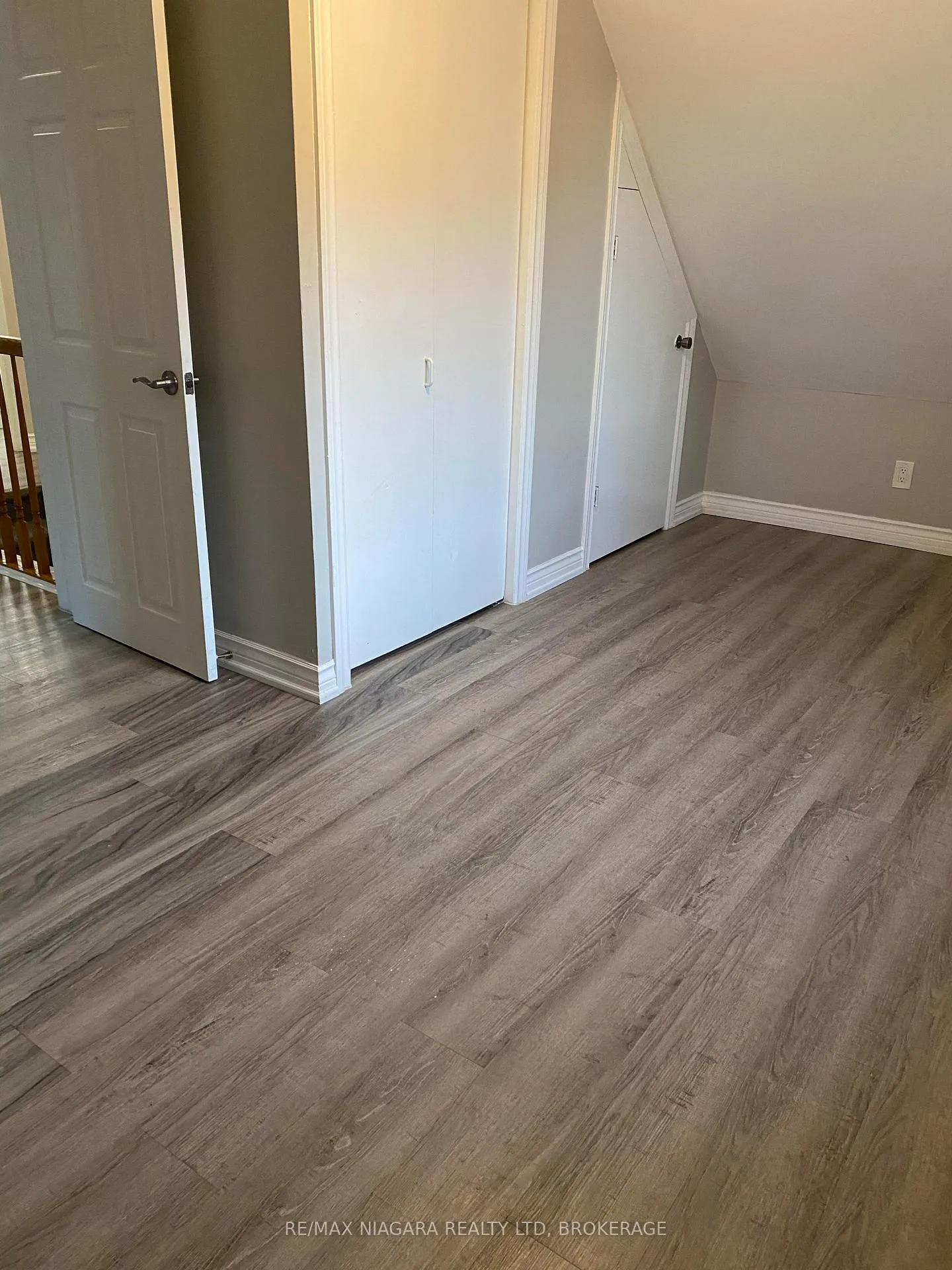 Photo 11 of 42 Vine Street, St. Catharines, E. Chester — HOMEH