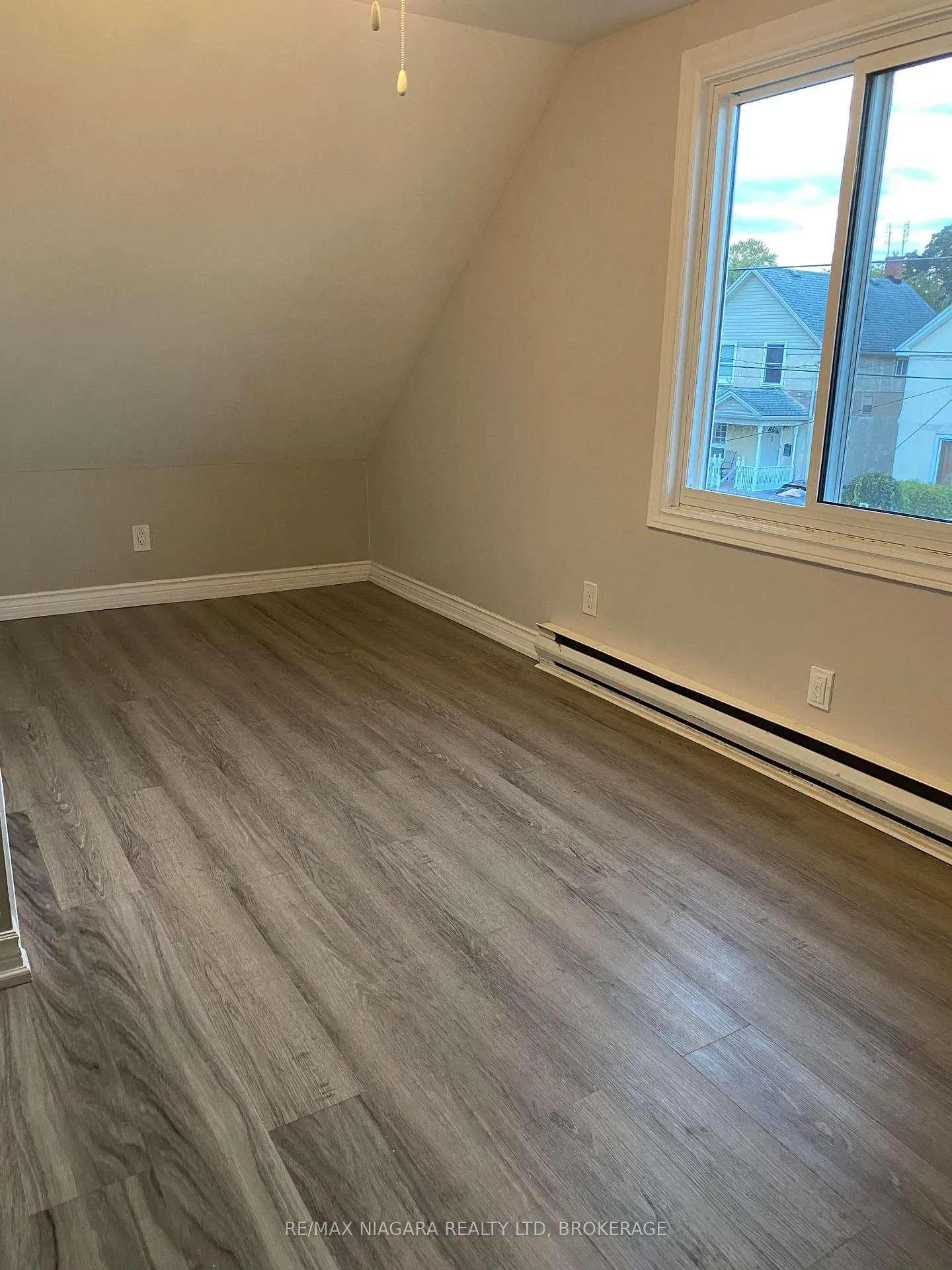 Photo 17 of 42 Vine Street, St. Catharines, E. Chester — HOMEH