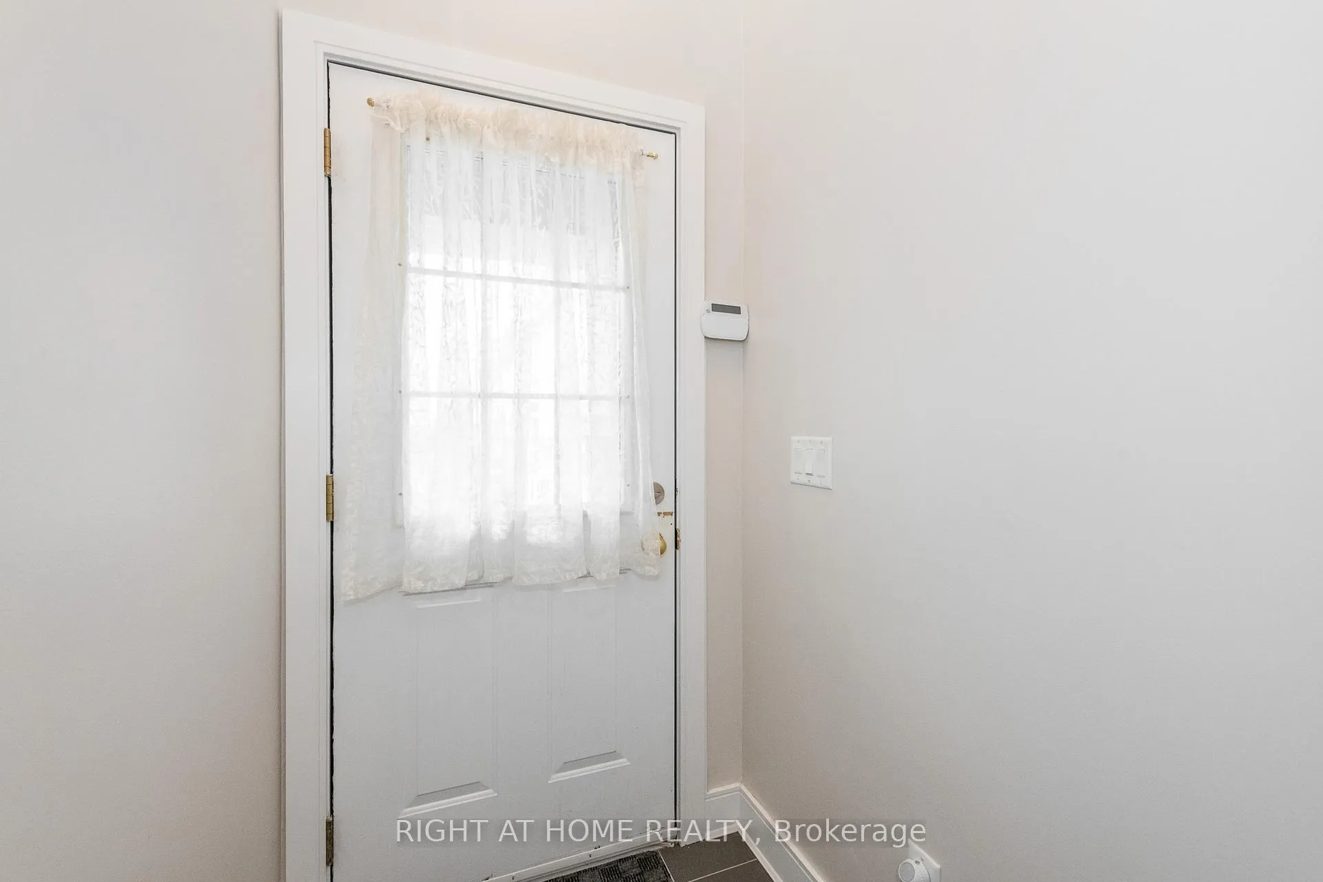Photo 4 of 212 Rutgers Private, Ottawa, Central Park — HOMEH