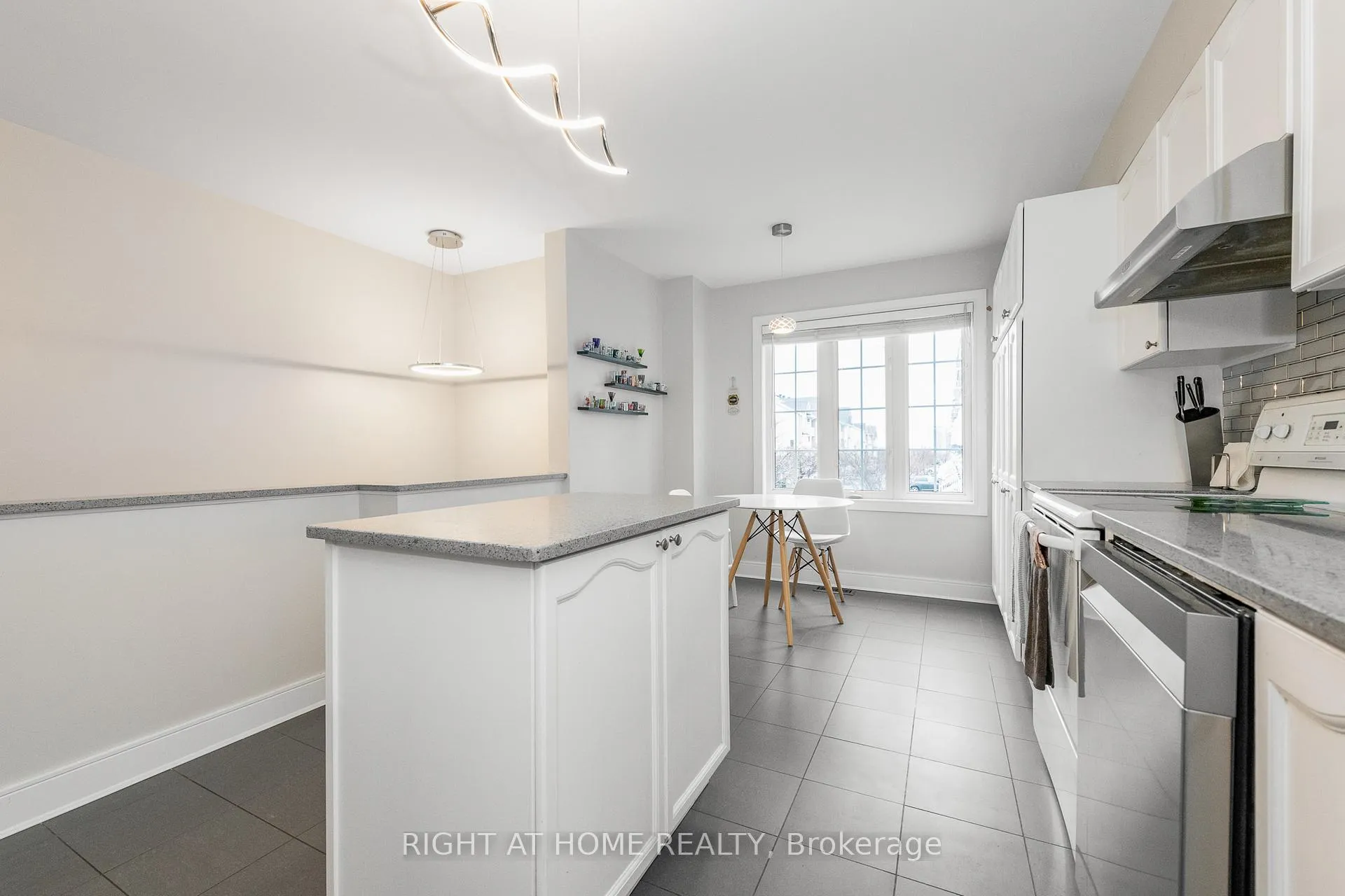 Photo 7 of 212 Rutgers Private, Ottawa, Central Park — HOMEH