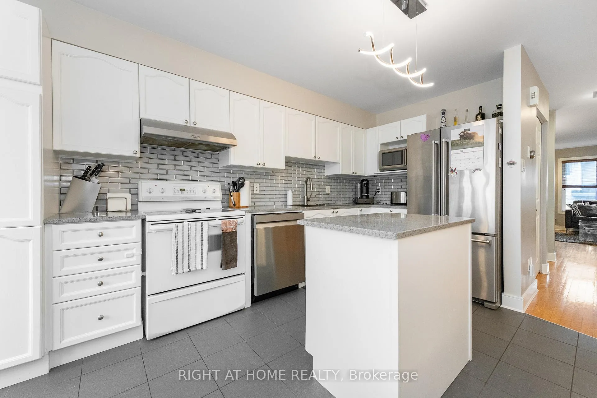 Photo 8 of 212 Rutgers Private, Ottawa, Central Park — HOMEH