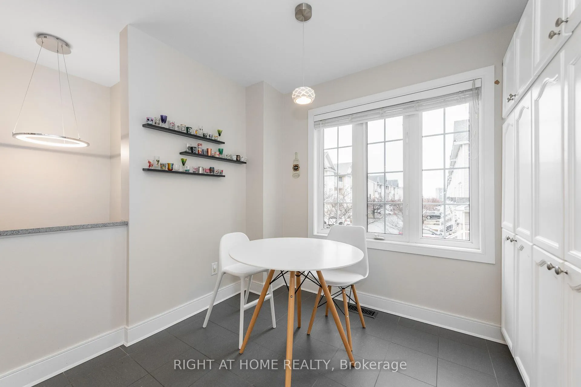 Photo 10 of 212 Rutgers Private, Ottawa, Central Park — HOMEH