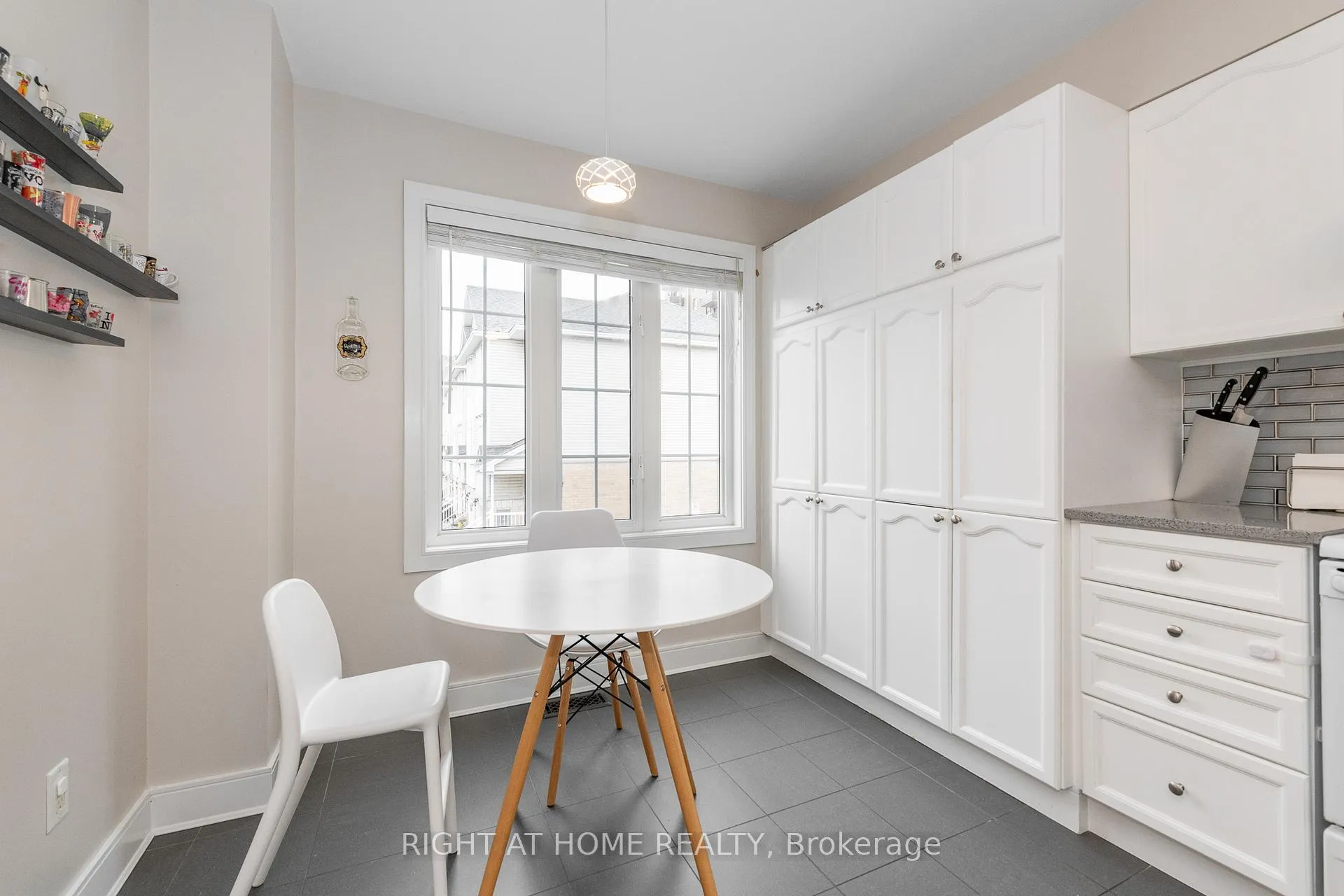 Photo 11 of 212 Rutgers Private, Ottawa, Central Park — HOMEH