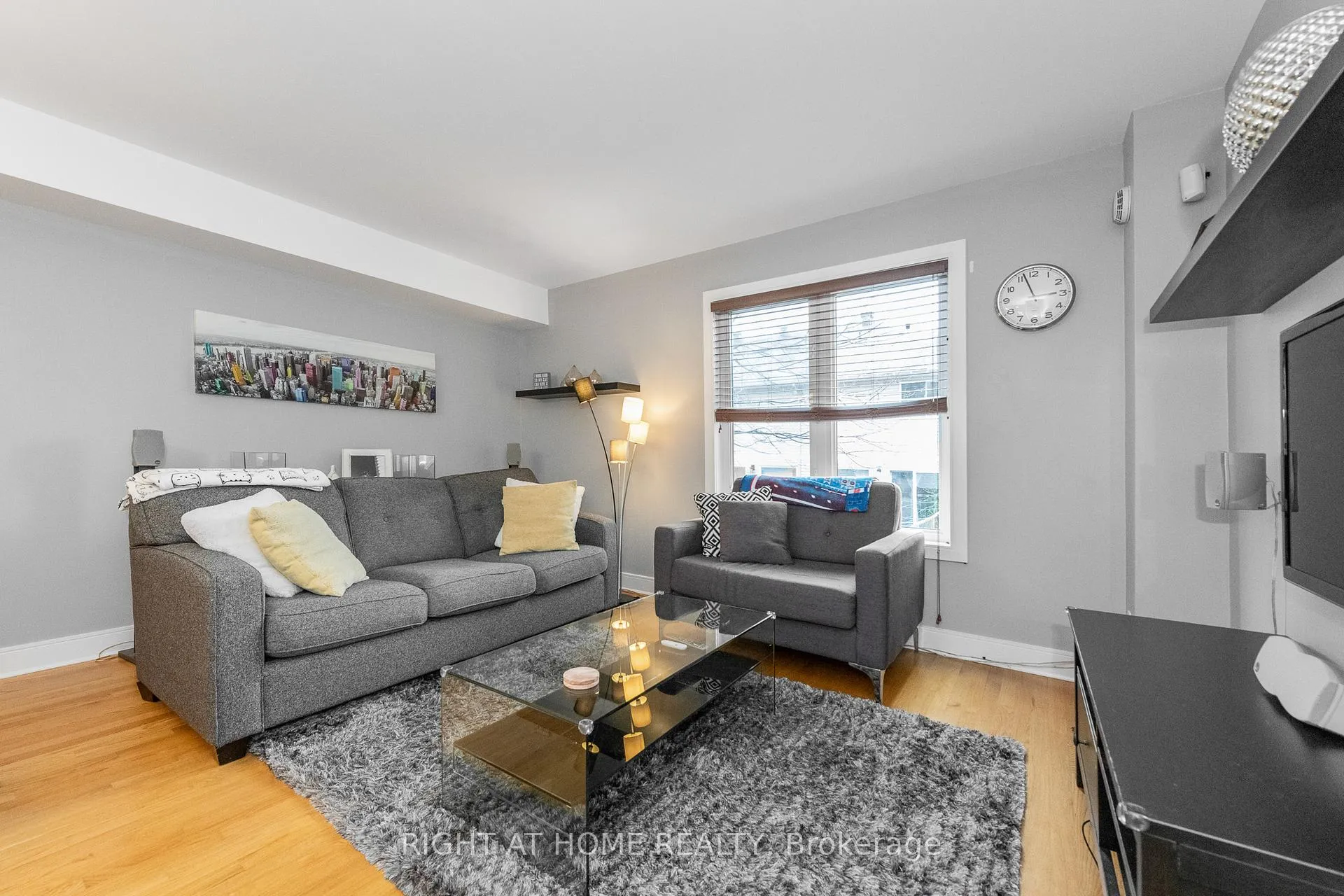 Photo 15 of 212 Rutgers Private, Ottawa, Central Park — HOMEH