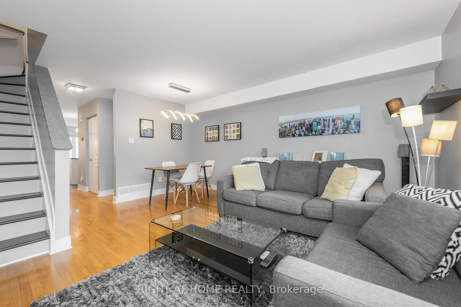 Photo 16 of 212 Rutgers Private, Ottawa, Central Park — HOMEH
