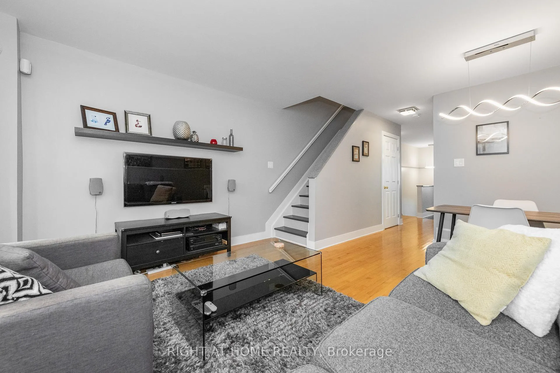 Photo 17 of 212 Rutgers Private, Ottawa, Central Park — HOMEH