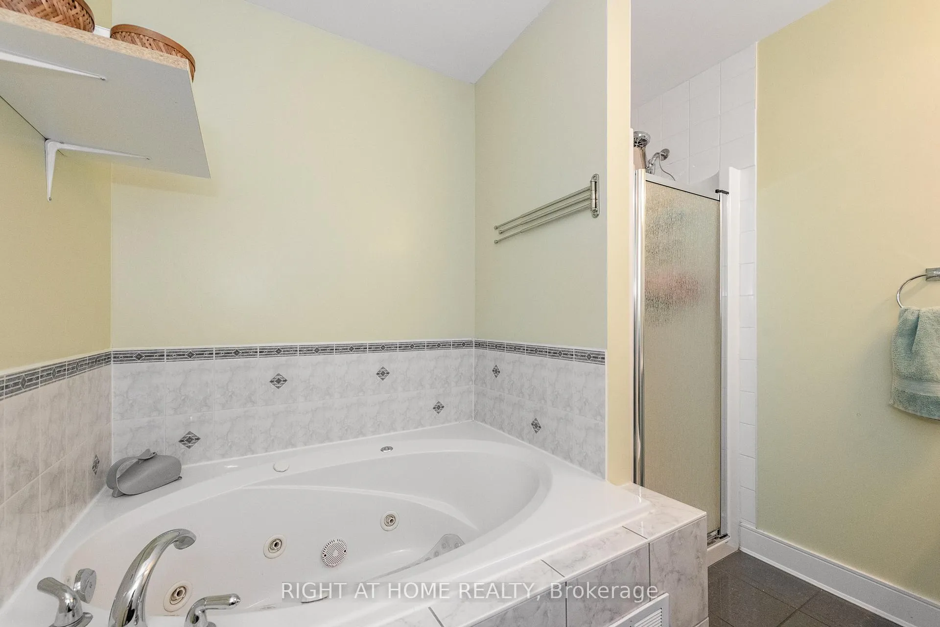Photo 27 of 212 Rutgers Private, Ottawa, Central Park — HOMEH