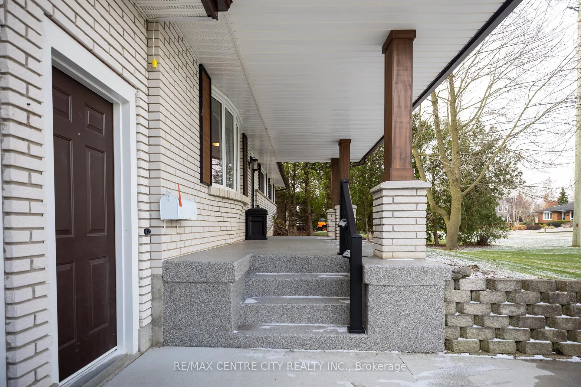 Photo 3 of 72 Elmwood Avenue, St. Thomas — HOMEH