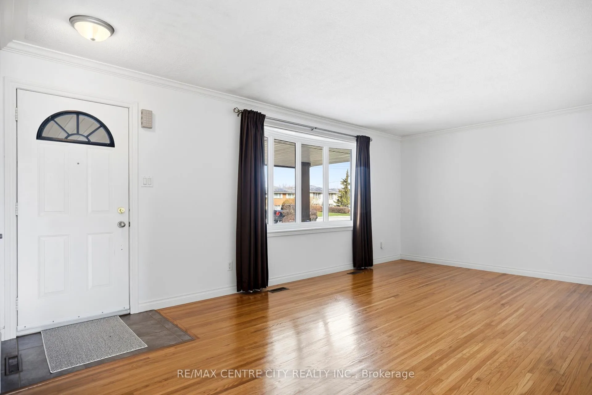 Photo 5 of 72 Elmwood Avenue, St. Thomas — HOMEH