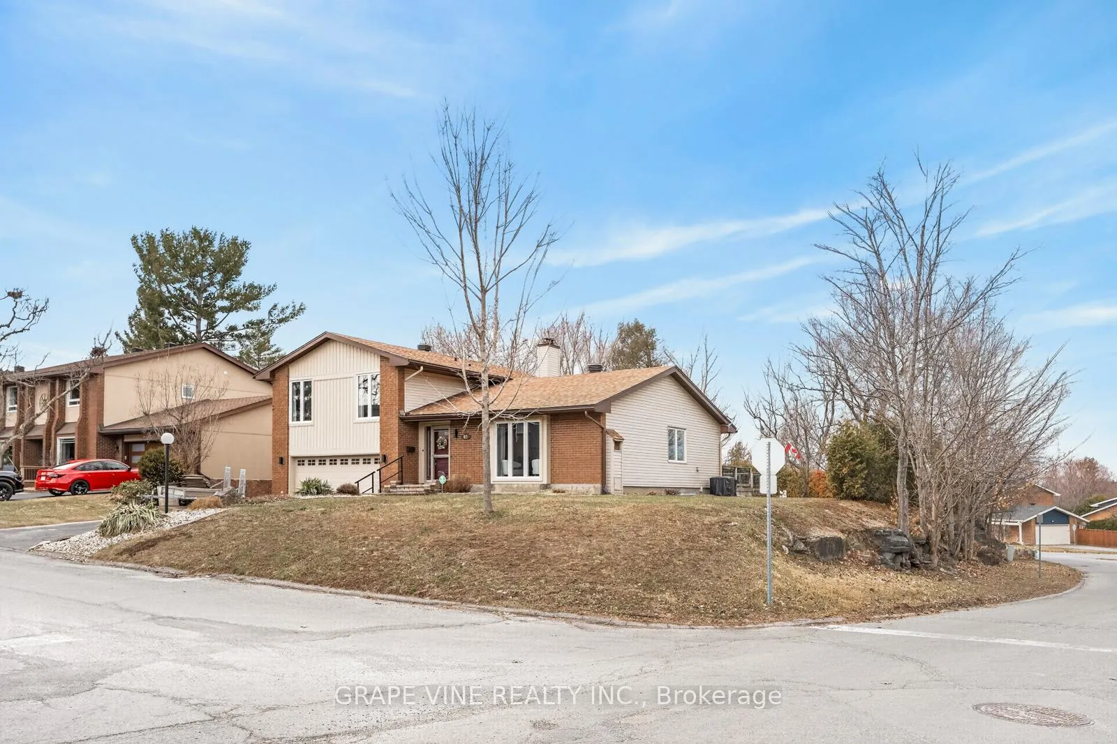 Photo 3 of 83 Nanook Crescent, Ottawa, Kanata - Katimavik — HOMEH