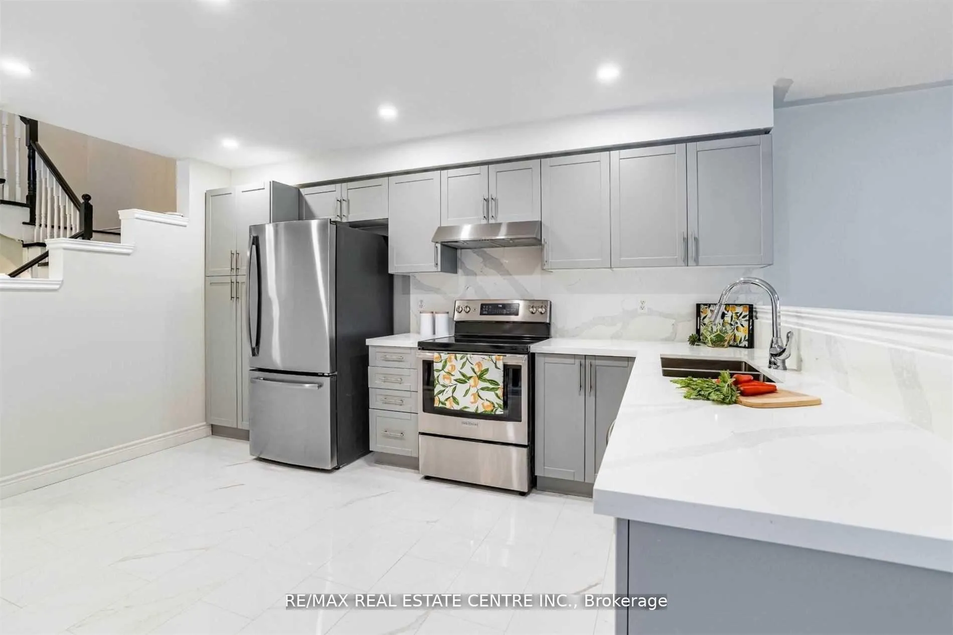 Photo 5 of 57 Woodhaven Drive, Brampton, Fletcher's Meadow — HOMEH