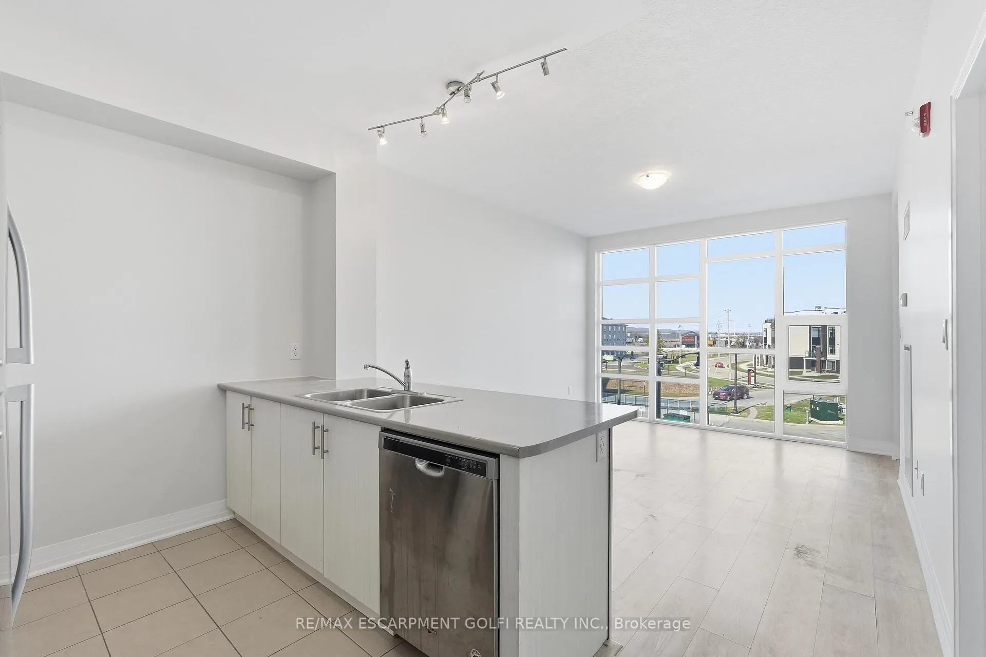 Photo 9 of Unit 304, 10 Concord Place, Grimsby, Grimsby Beach — HOMEH