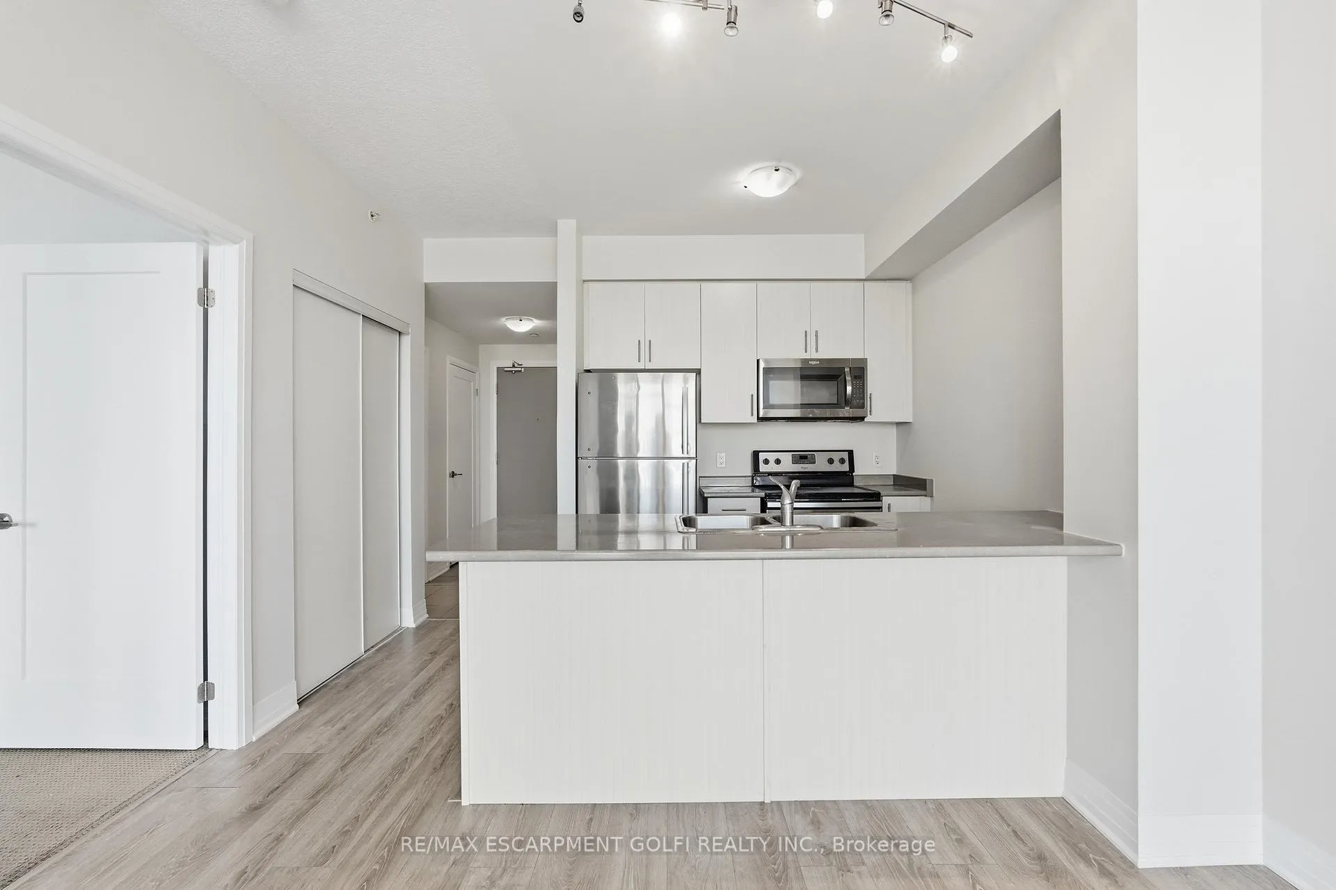 Photo 10 of Unit 304, 10 Concord Place, Grimsby, Grimsby Beach — HOMEH