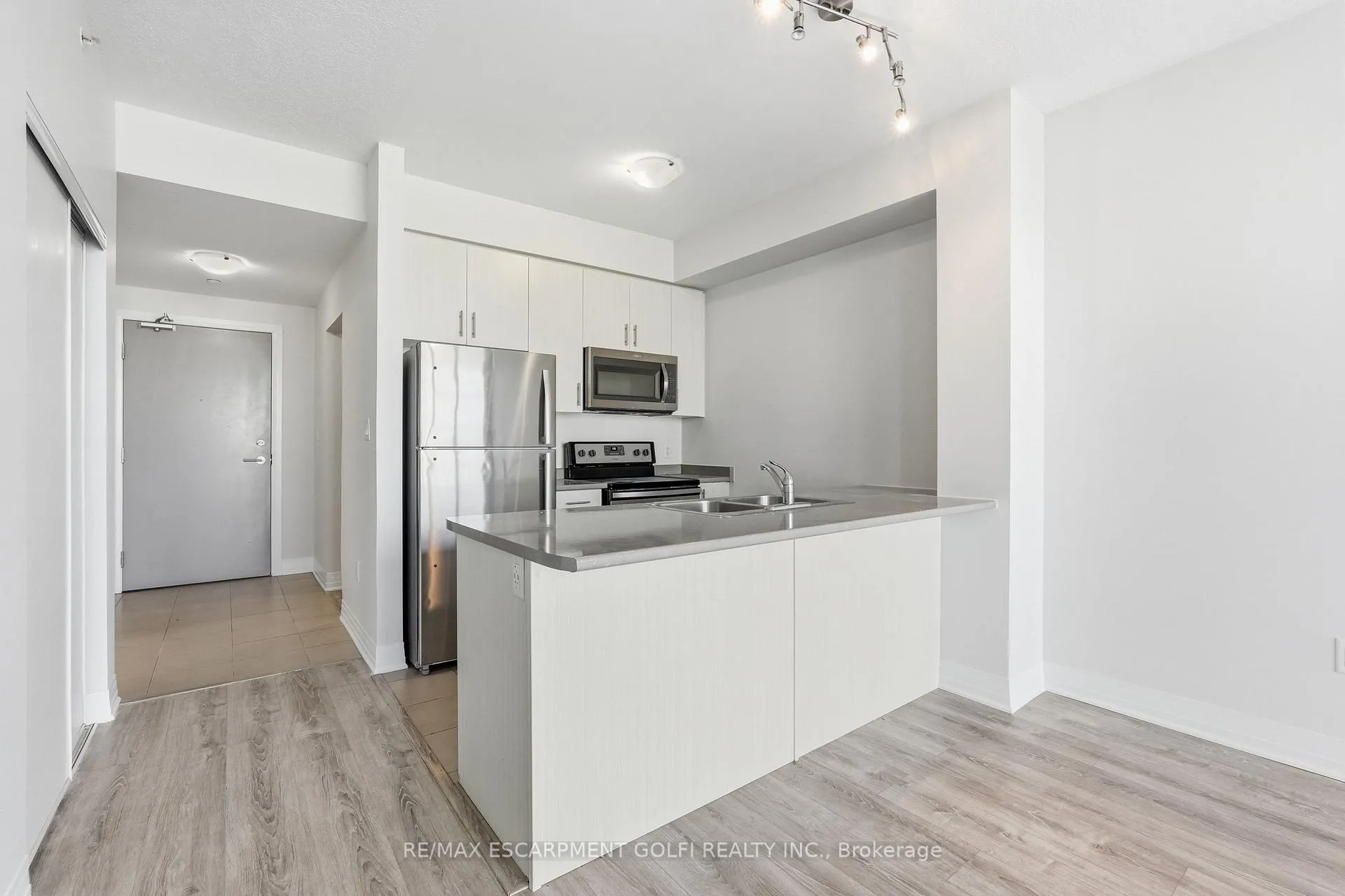Photo 11 of Unit 304, 10 Concord Place, Grimsby, Grimsby Beach — HOMEH