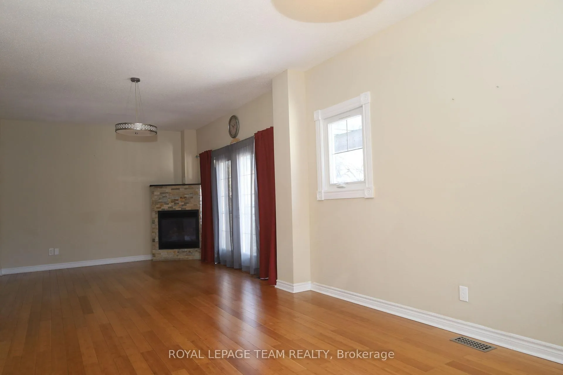 Photo 3 of 2194 Niagara Drive S, Ottawa, Applewood Acres — HOMEH