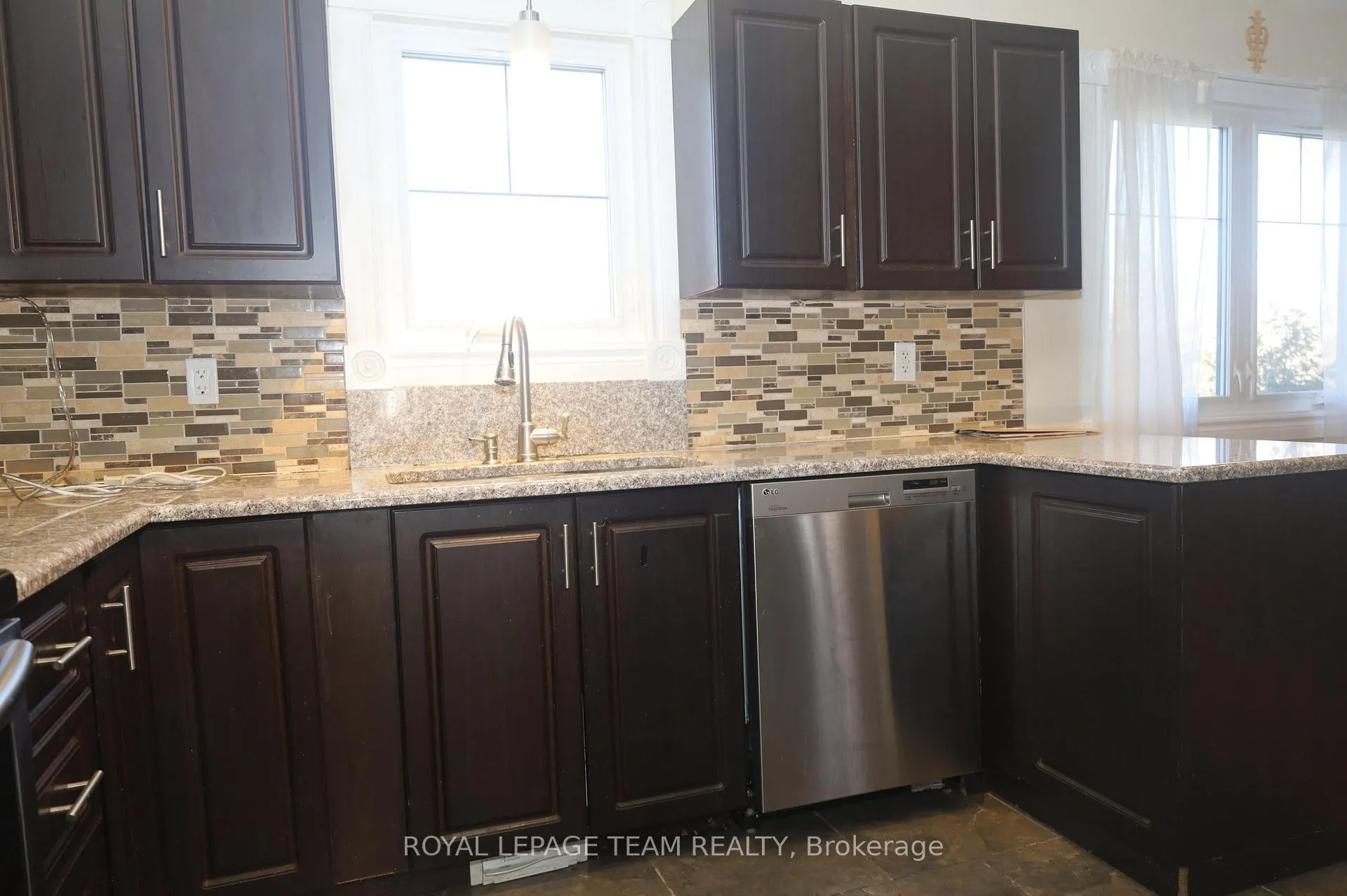 Photo 8 of 2194 Niagara Drive S, Ottawa, Applewood Acres — HOMEH