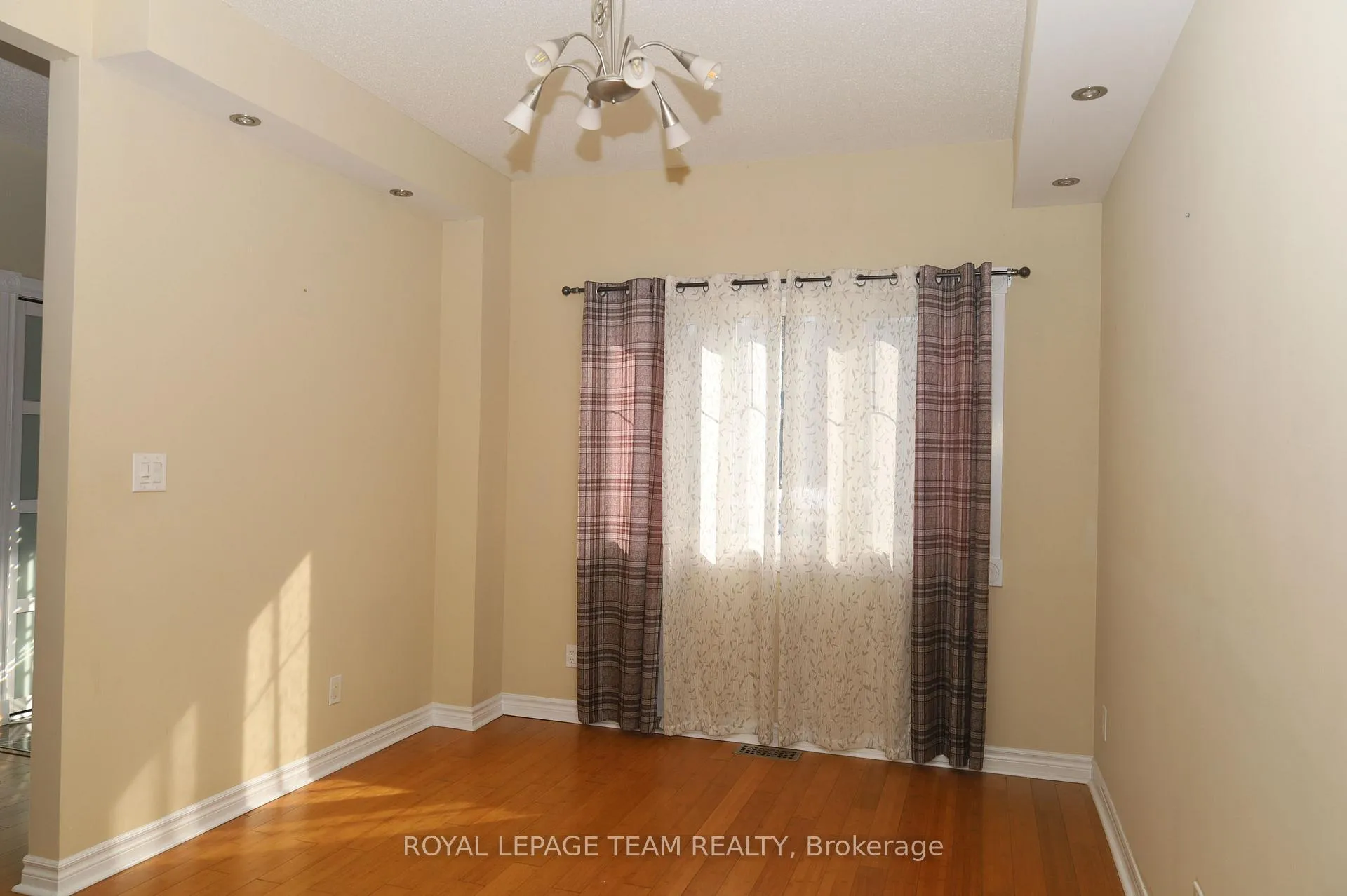 Photo 9 of 2194 Niagara Drive S, Ottawa, Applewood Acres — HOMEH