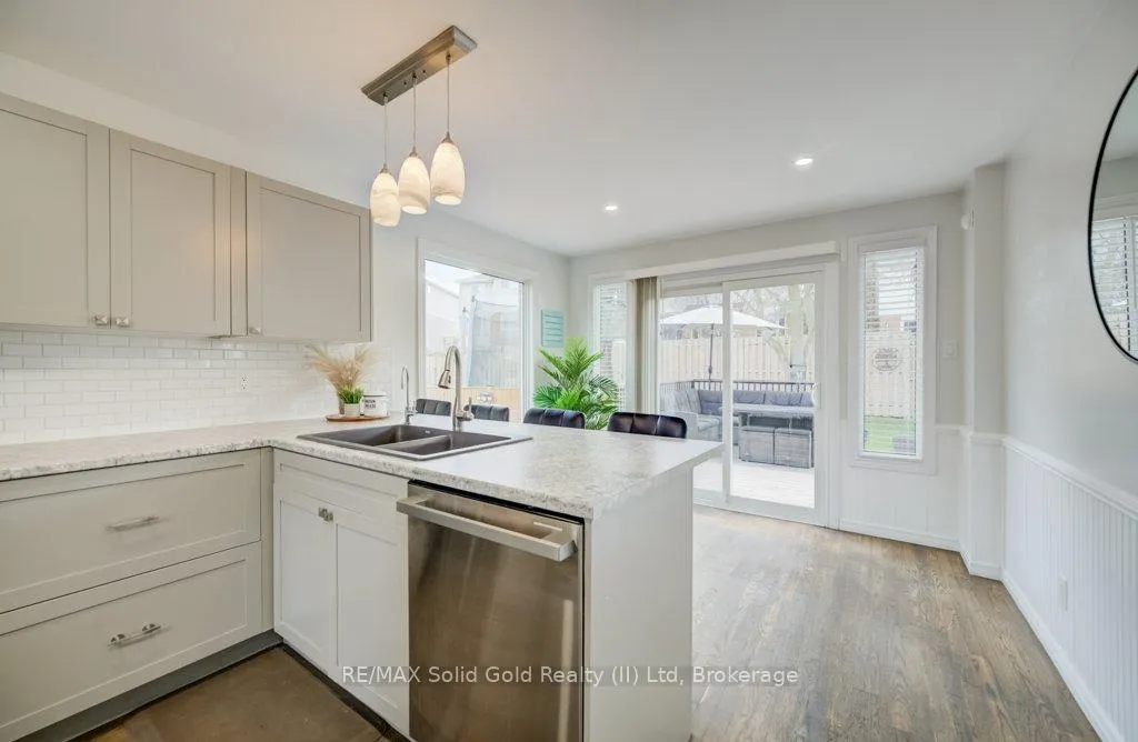 Photo 12 of 107 Old Park Lane, Kitchener — HOMEH