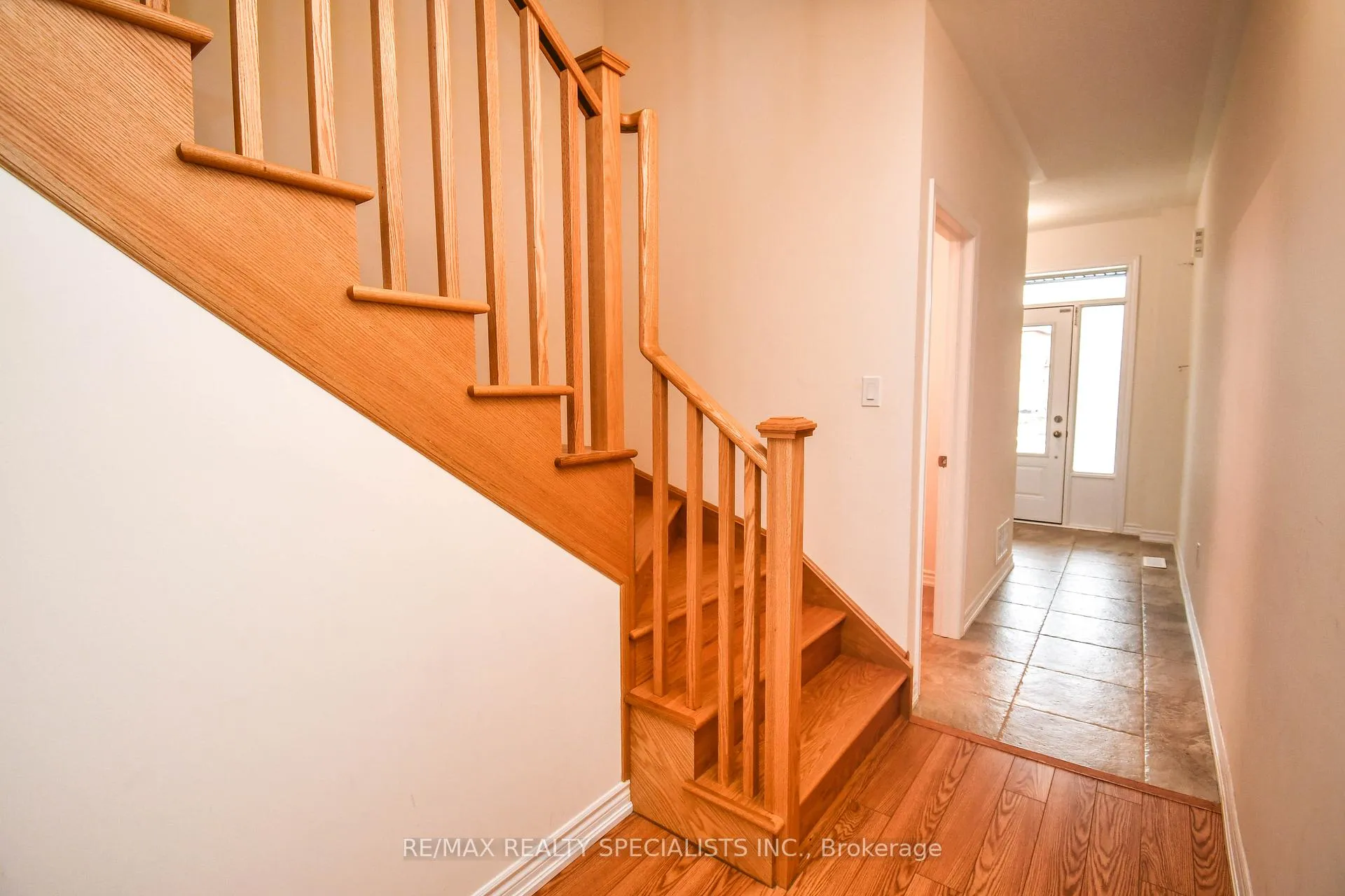 Photo 9 of 30 Valleybrook Road, Barrie, Rural Barrie Southeast — HOMEH