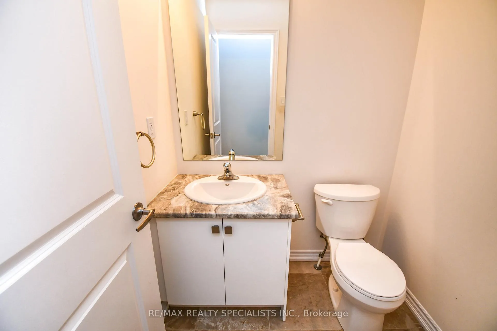 Photo 10 of 30 Valleybrook Road, Barrie, Rural Barrie Southeast — HOMEH