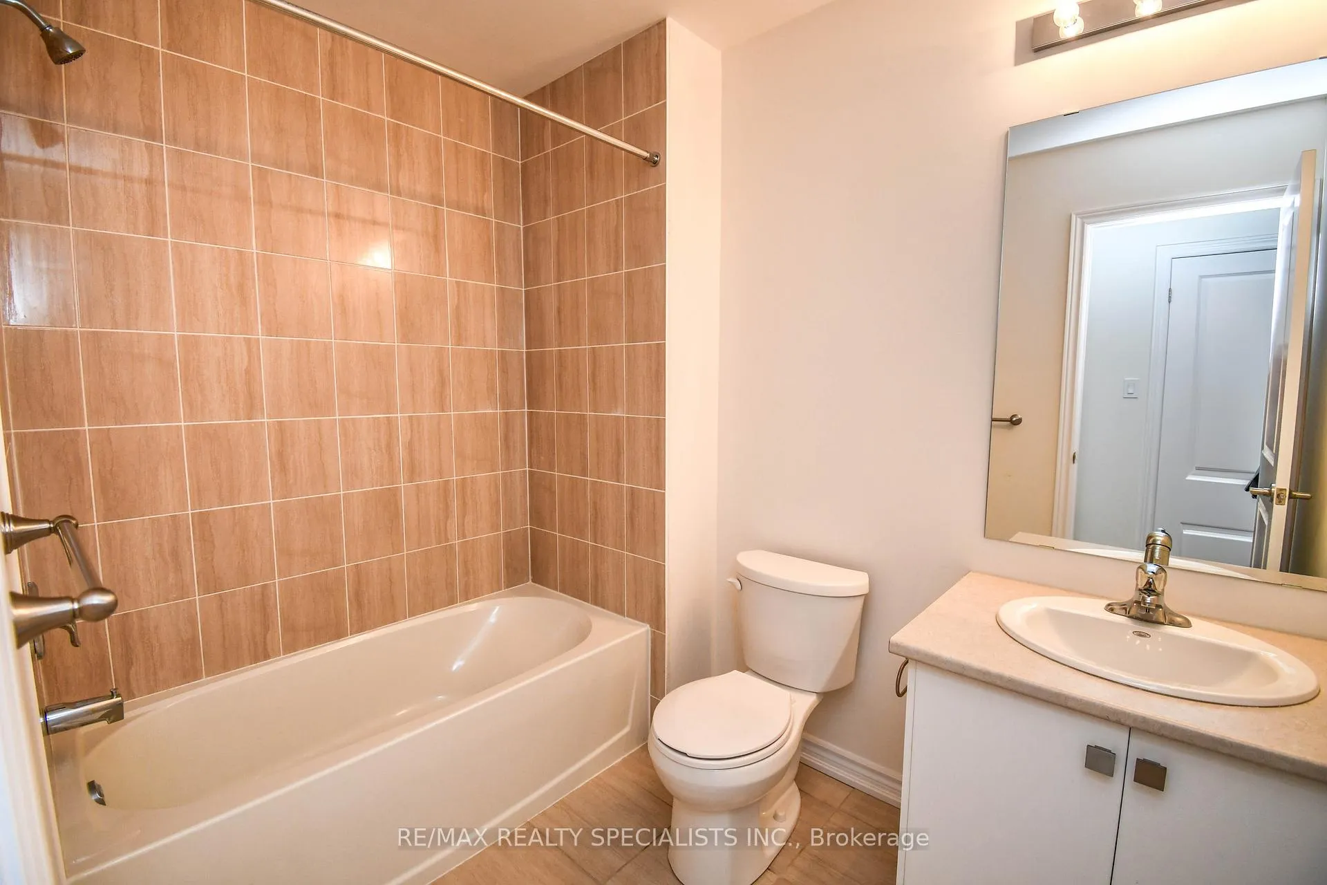 Photo 23 of 30 Valleybrook Road, Barrie, Rural Barrie Southeast — HOMEH