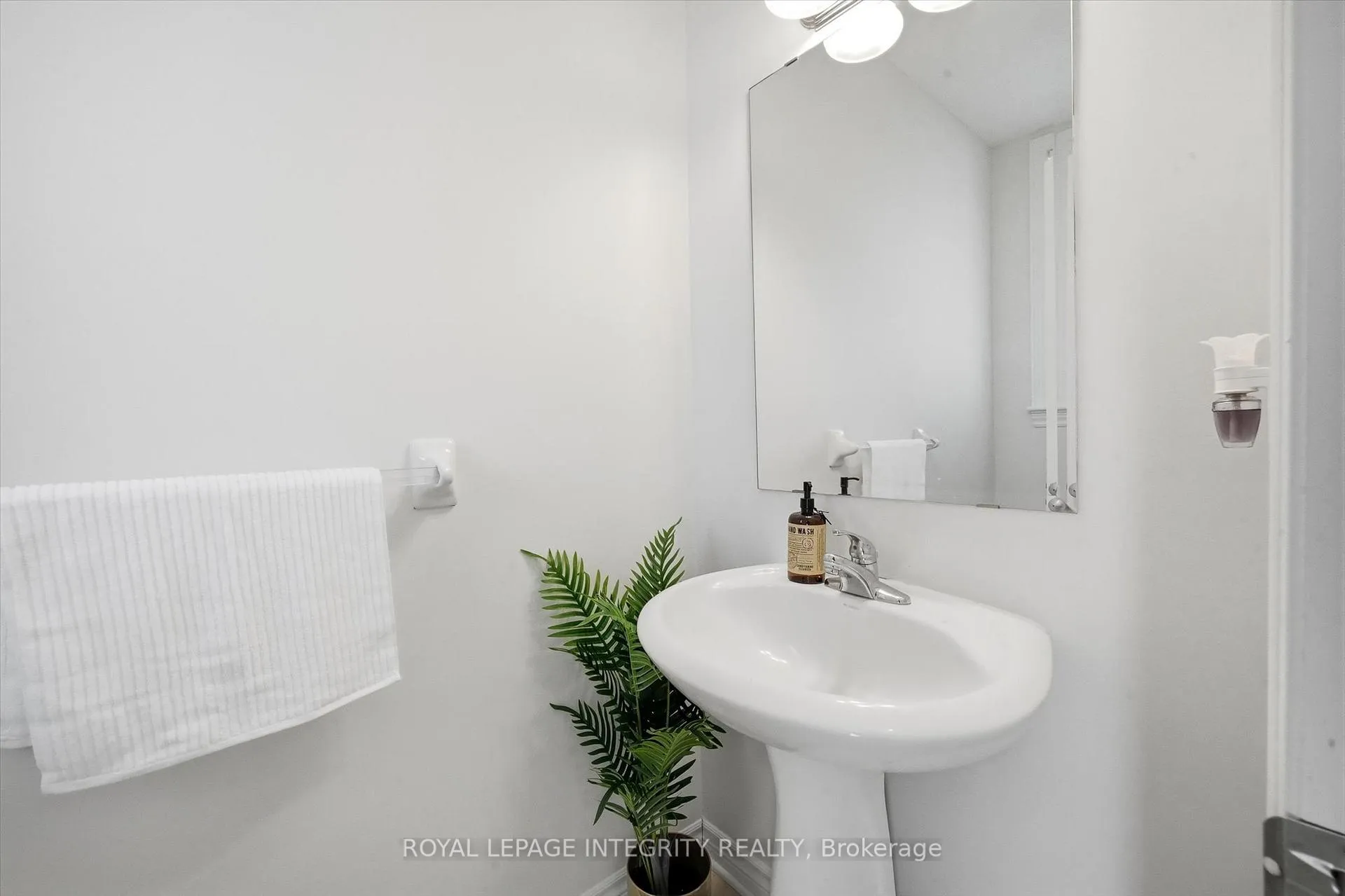 Photo 5 of 418 Rochefort Circle, Ottawa, Avalon West — HOMEH