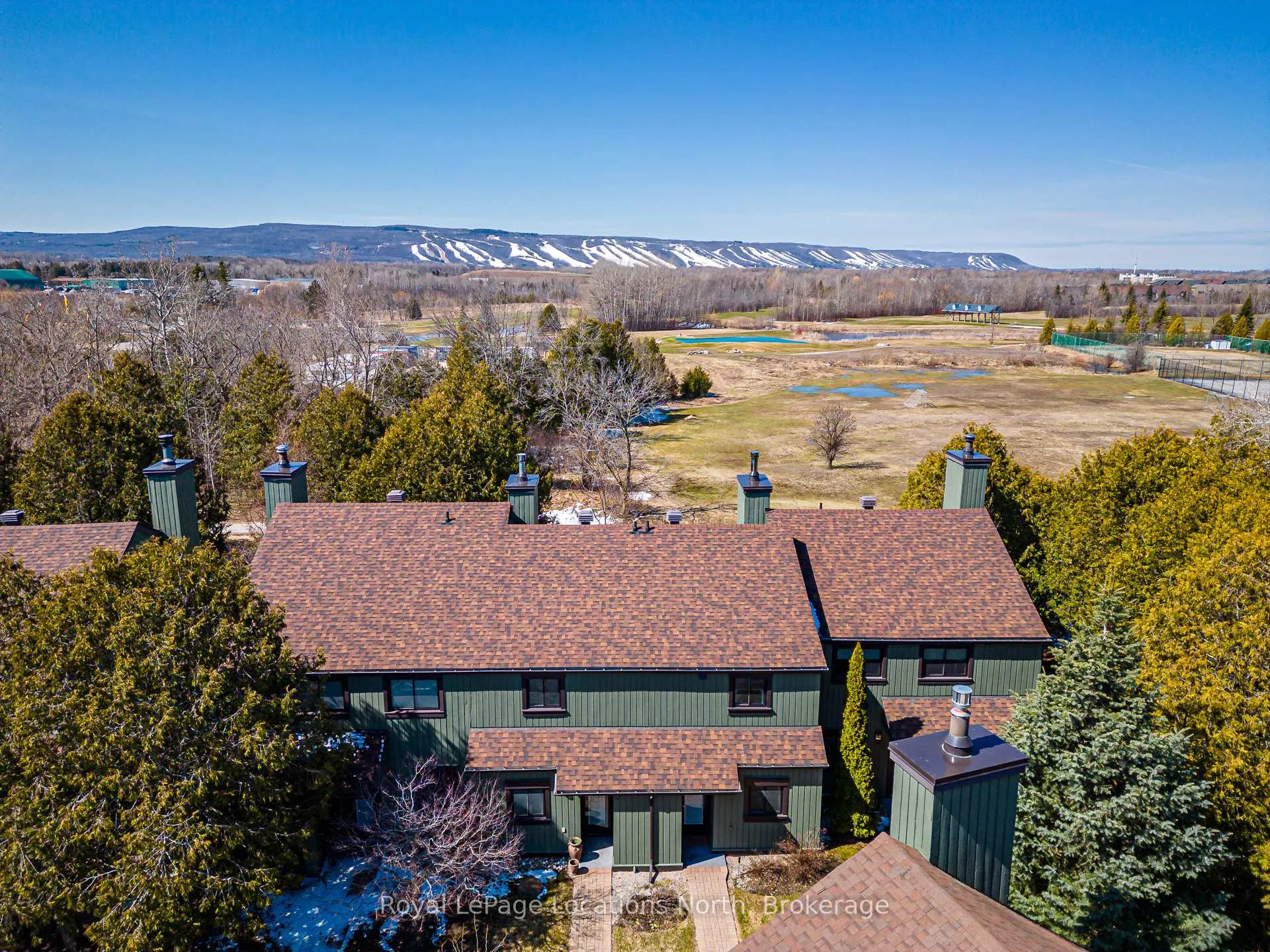 Photo 2 of 172 Escarpment Crescent, Collingwood — HOMEH
