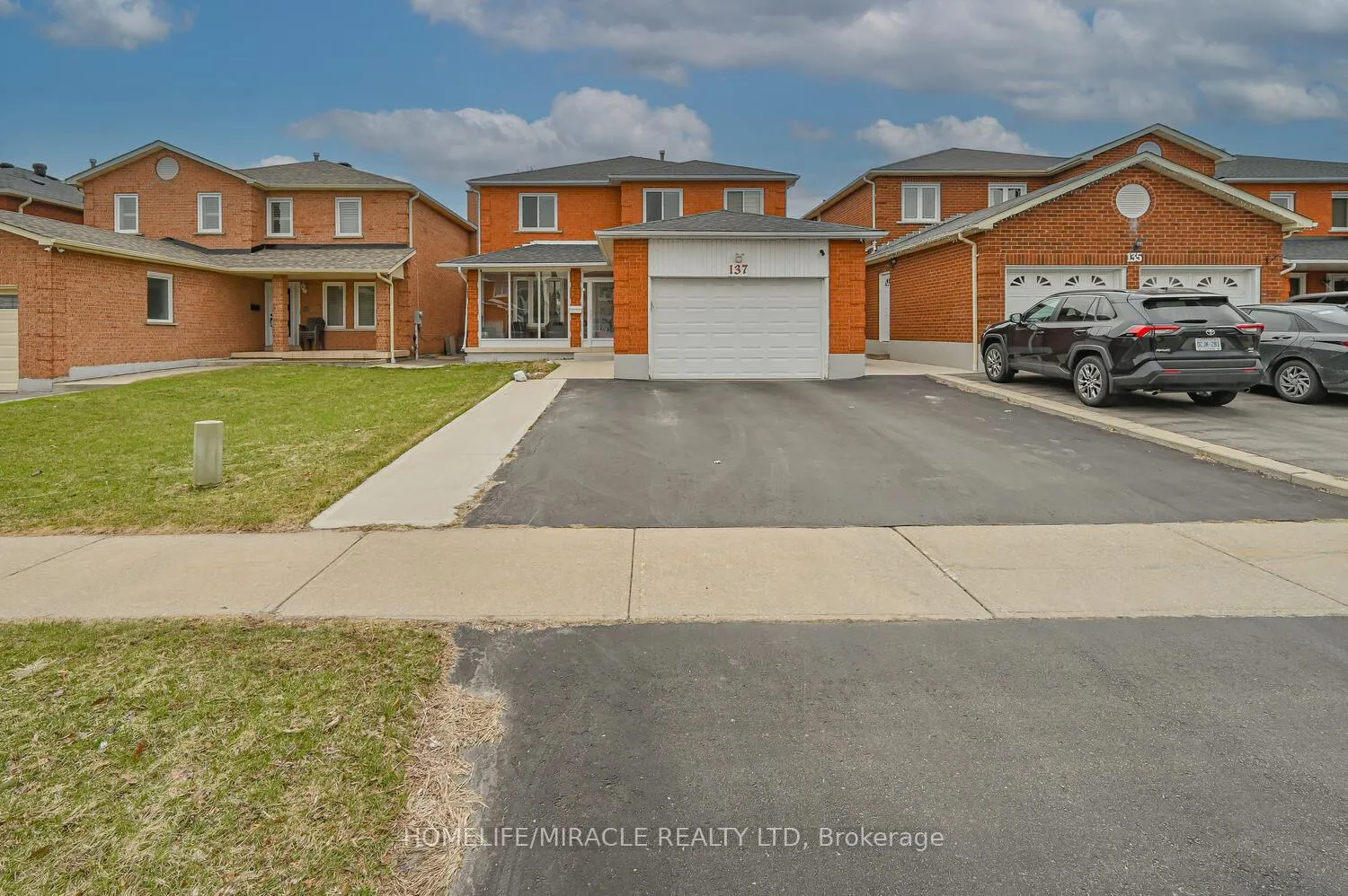 Photo 3 of 137 Minglehaze Drive, Etobicoke, Mount Olive-Silverstone-Jamestown — HOMEH