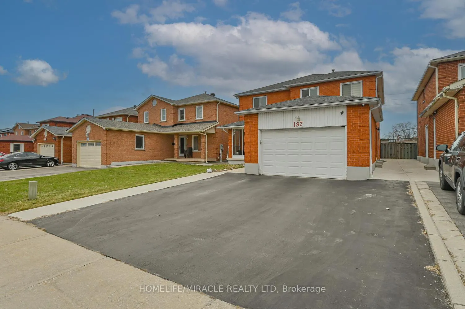 Photo 4 of 137 Minglehaze Drive, Etobicoke, Mount Olive-Silverstone-Jamestown — HOMEH