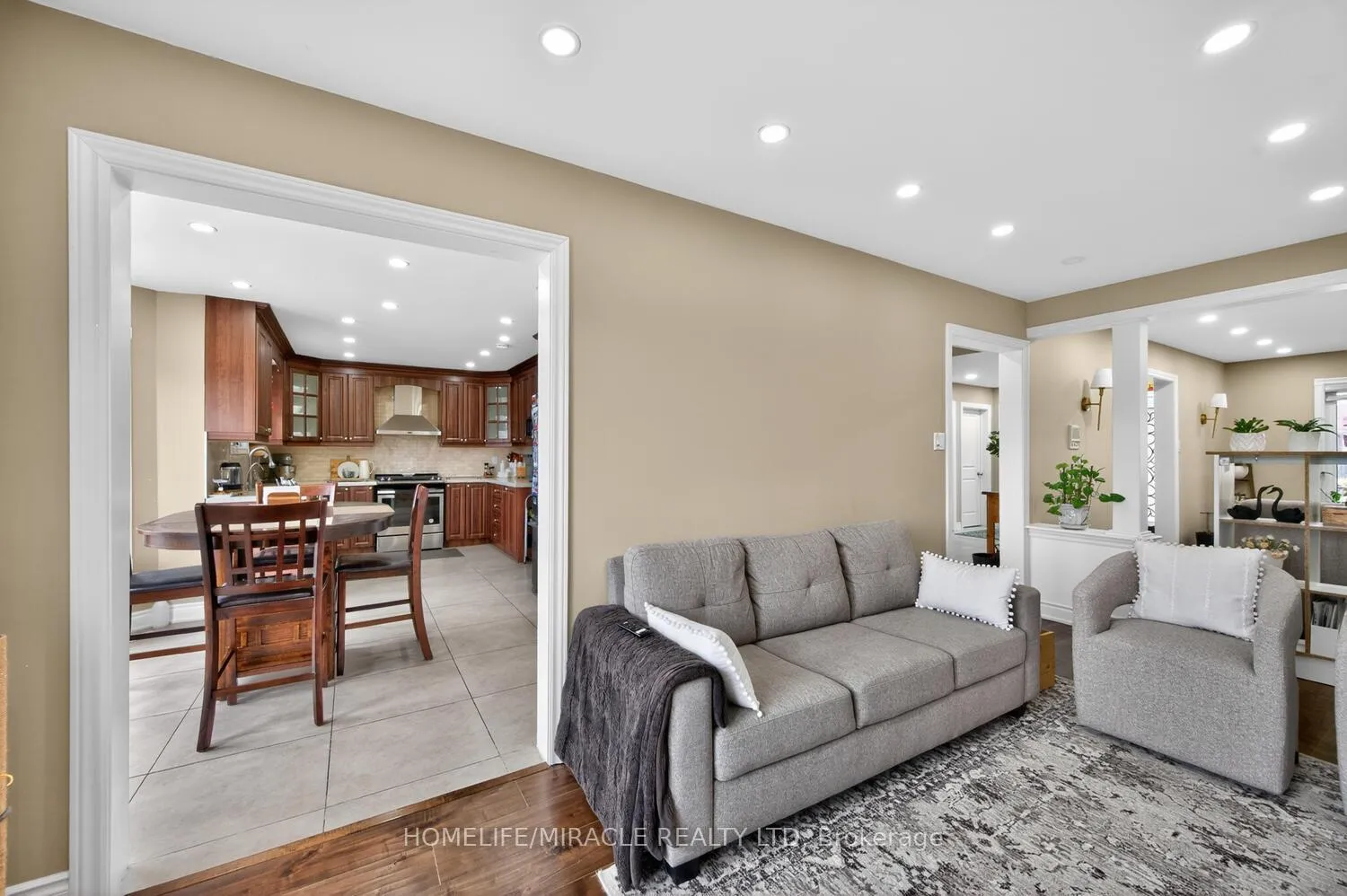 Photo 7 of 137 Minglehaze Drive, Etobicoke, Mount Olive-Silverstone-Jamestown — HOMEH