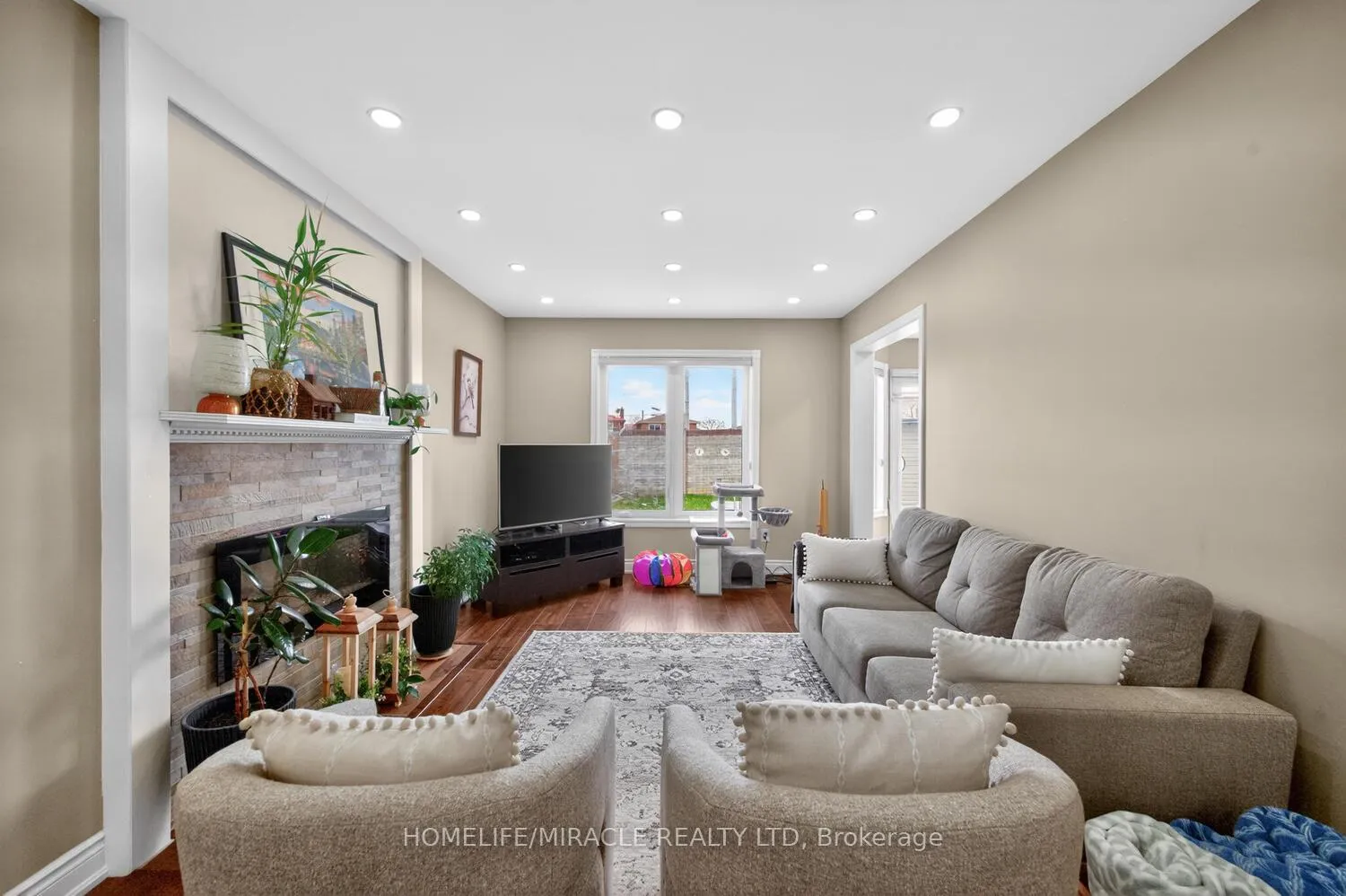 Photo 13 of 137 Minglehaze Drive, Etobicoke, Mount Olive-Silverstone-Jamestown — HOMEH