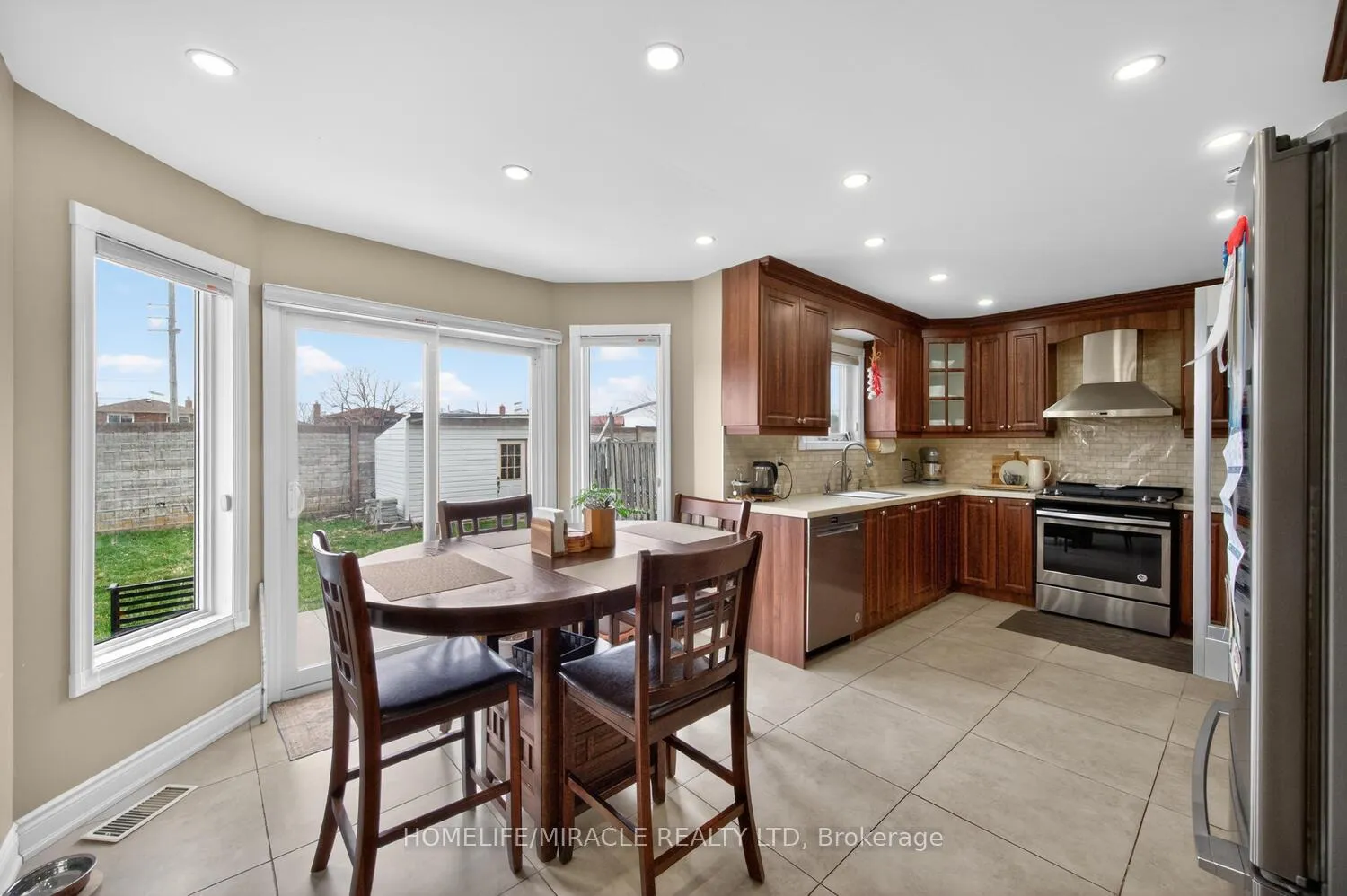 Photo 20 of 137 Minglehaze Drive, Etobicoke, Mount Olive-Silverstone-Jamestown — HOMEH