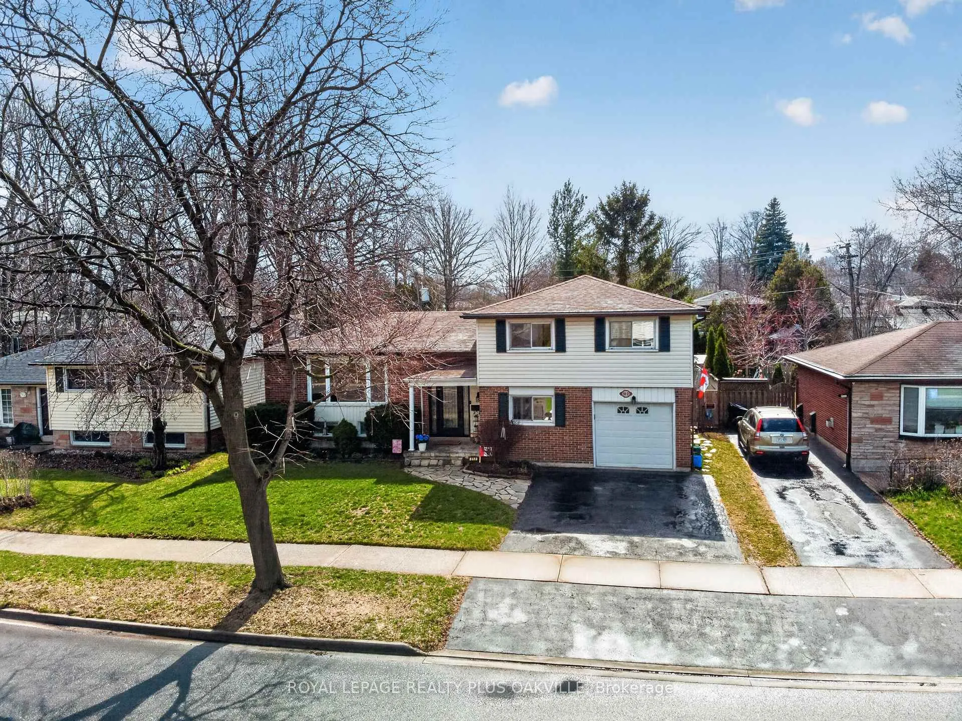 Photo 2 of 512 Pinedale Avenue, Burlington, Appleby — HOMEH