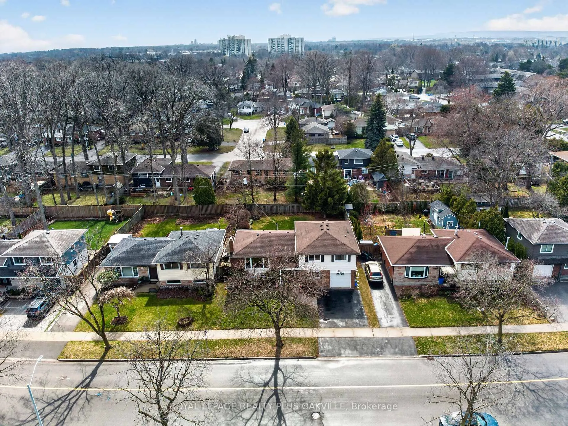 Photo 3 of 512 Pinedale Avenue, Burlington, Appleby — HOMEH