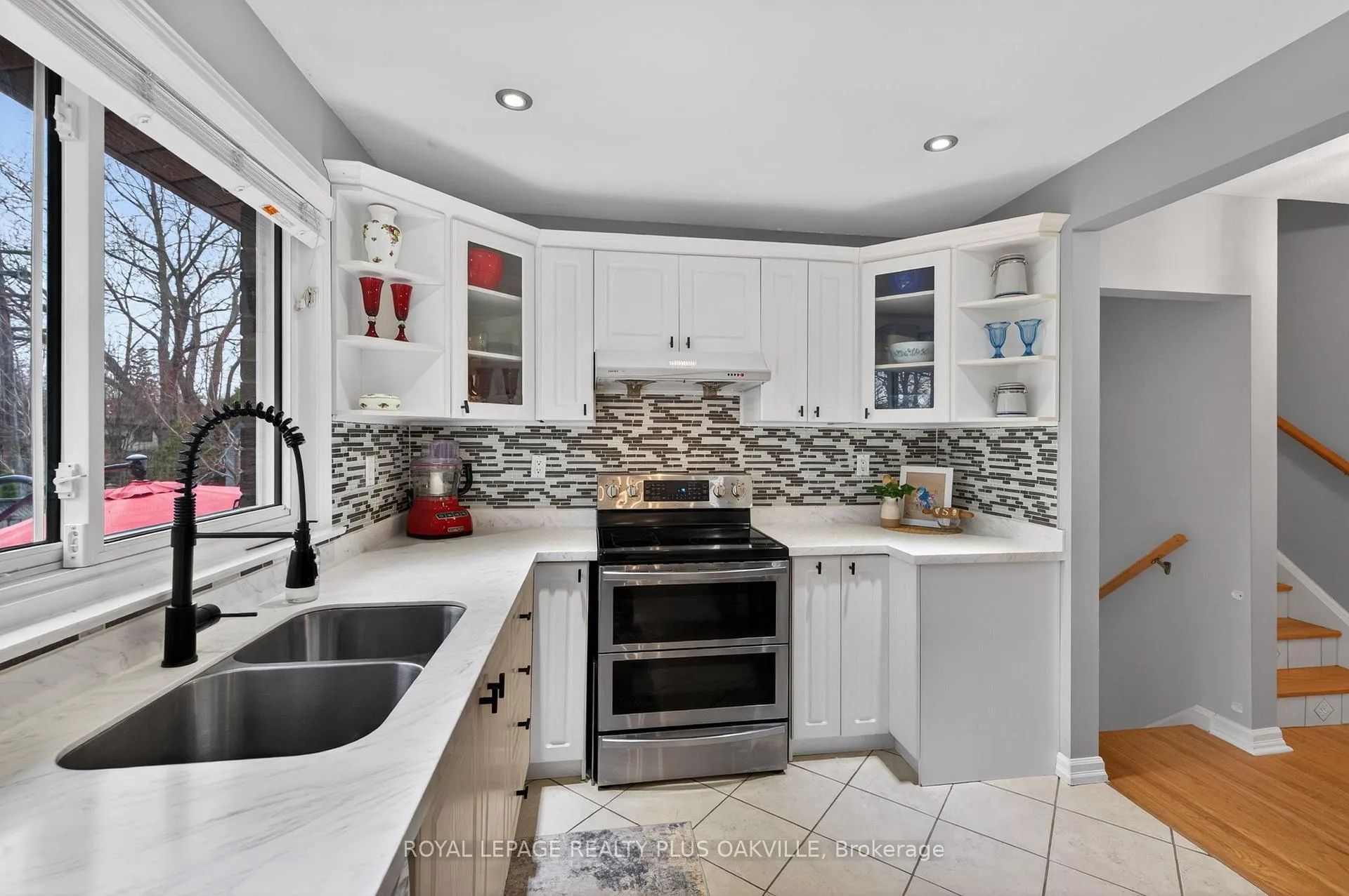Photo 7 of 512 Pinedale Avenue, Burlington, Appleby — HOMEH
