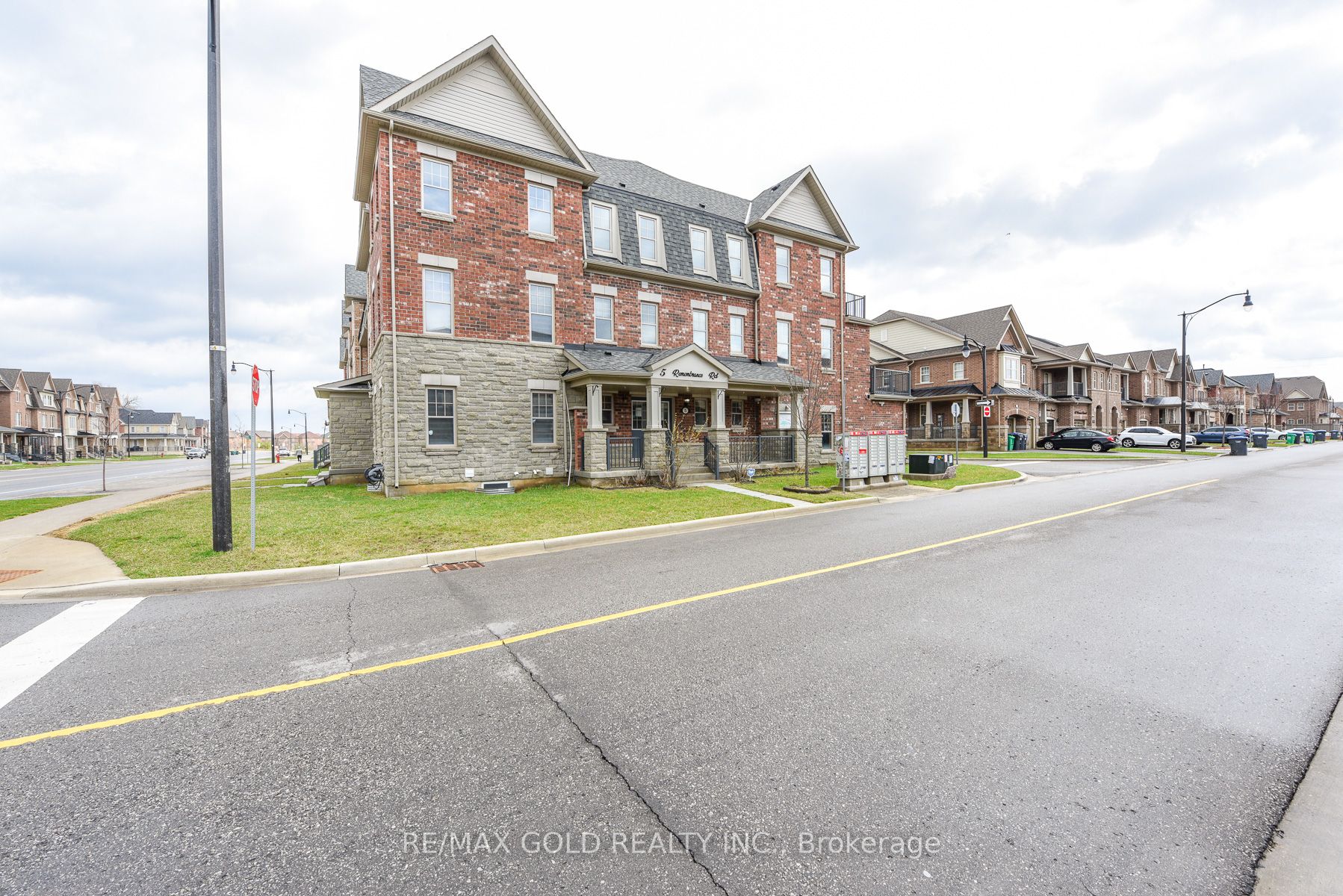 Photo 2 of 5 Remembrance Road, Brampton, Northwest Brampton — HOMEH